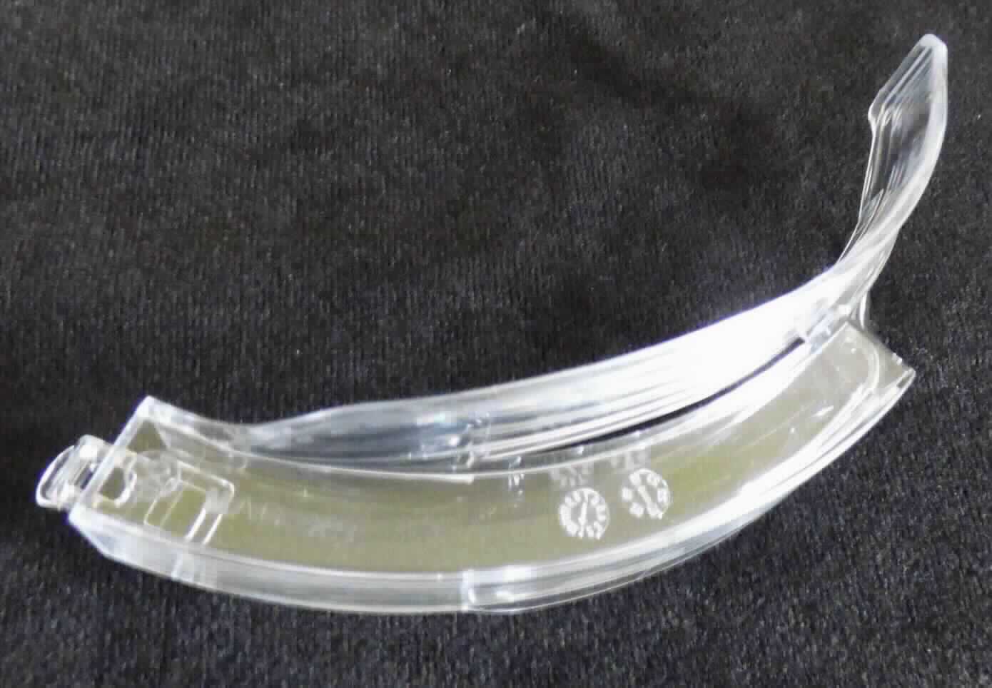 Sog. Einmal-Spatel für Videolaryngoskop, REF 91.000.03.005, in Form eines speziell geformten Erzeugnisses aus transparentem Polycarbonat, zum Aufstecken auf das Kameraende eines Videolaryngoskops (nicht Gegenstand der vZTA-Entscheidung) zum Einführen in den Rachen eines Patienten mit schwierigem Atemweg. An einer seitlichen Nut des Einmal-Spatels kann ein Beatmungsschlauch (nicht Gegenstand der vZTA-Entscheidung) in die Luftröhre des Patienten eingeführt werden.
Die Ware ist in einem Polybeutel verpackt und wird als "Teil, erkennbar hauptsächlich für ein medizinisches Gerät, anderes als in den Unterpositionen (KN) 9018 1100 bis 9018 9010 genannt, Endoskop (hier: Laryngoskop)" eingereiht.