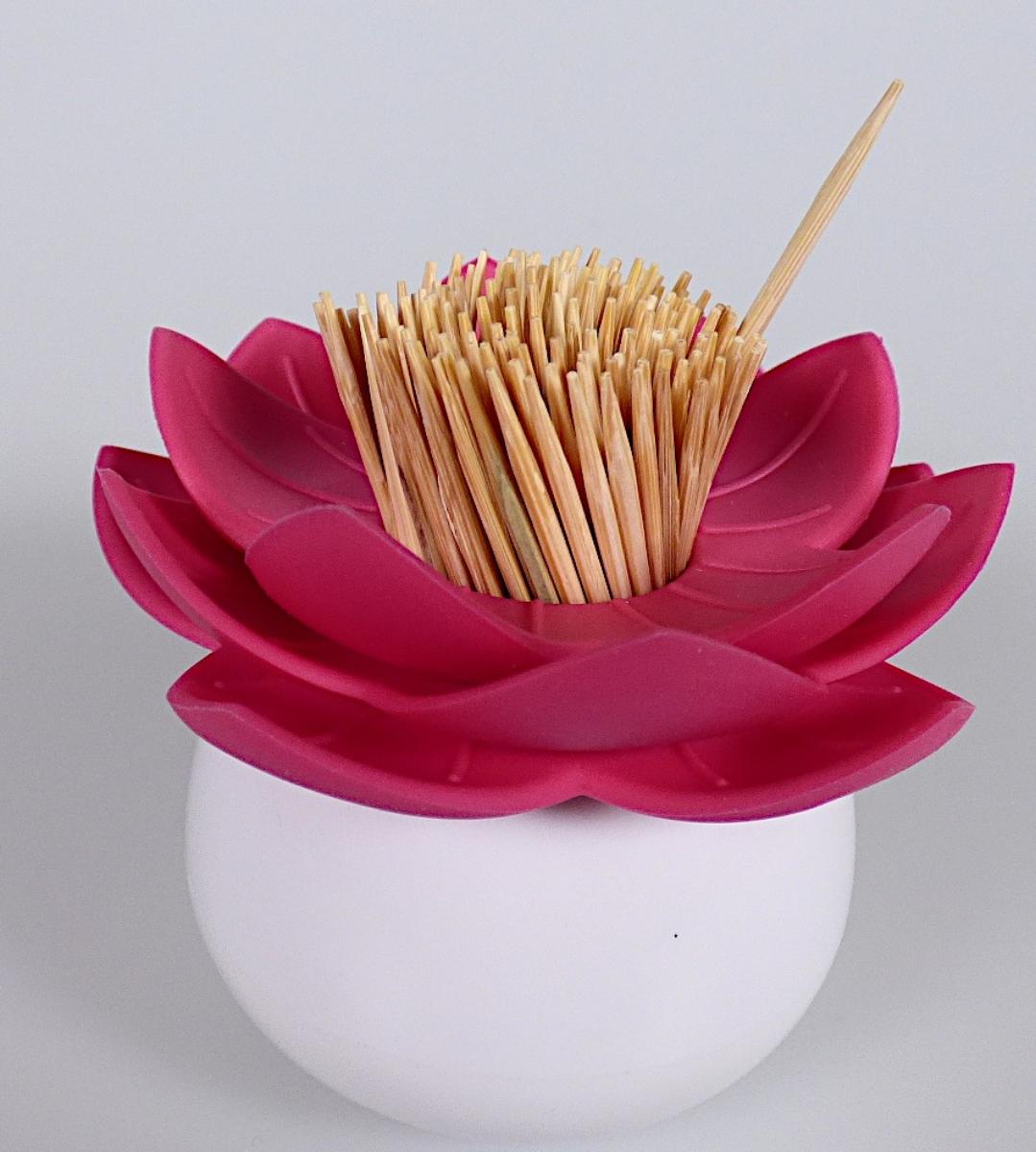 Warenzusammenstellung, bestehend aus einer künstlichen Blume und 100 Zahnstocher,
sog. Zahnstocher "Blume" (Art. 197866), Foto siehe Anlage,
in Aufmachung für den Einzelverkauf, zur Befriedigung eines speziellen Bedarfs zusammengestellt,
- künstliche Blume,
- - in Form einer Nachbildung einer Seerose,
- - aus drei ineinander gesteckten Elementen aus Kunststoff (laut Antrag thermoplastisches Gummi),
    die Blütenblätter bildend,
- - die Blütenblätter sind eingesteckt in eine innen hohle Bulbe aus Kunststoff (laut Antrag Polypropylen),
- - die einzelnen Elemente der künstlichen Blume sind durch Stecken in Blumenbindetechnik gefertigt,
- - mit einem Durchmesser von ca. 6,5 cm und einer Höhe von ca. 5,5 cm,
- Zahnstocher (andere Waren aus Holz),
- - gerundete, beidseitig angespitzte Holzstäbchen (lt. Antrag aus Bambus),
- - ca. 100 Stück,
- - mit einer Länge von ca. 6,3 cm und einem Durchmesser von ca. 0,2 cm,
- - in die künstliche Blume lose eingesteckt,
- die künstliche Blume bestimmt nach dem Umfang und im Hinblick auf die dauerhafte Verwendung
  den wesentlichen Charakter der Warenzusammenstellung,
- verpackt in einer Schachtel aus klarsichtigen Kunststofffolien mit einem Verkaufsaufkleber.

"Künstliche Blume, aus Kunststoff"