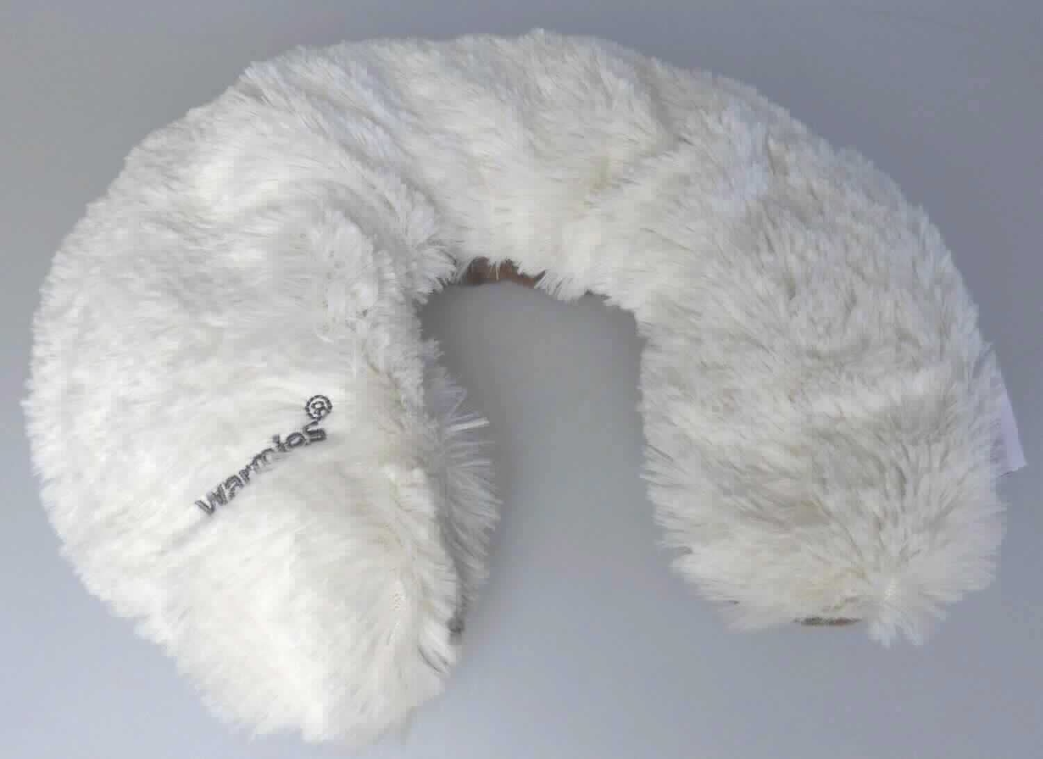 Nackenwärmer

Ein Warenmuster in Originalumschließung lag vor.

Bedruckter Faltkarton mit Angaben zum Erzeugnis (Neck Warmer beige; Wohltuende Wärme für Ihren Nacken; mit natürlicher Korn-Lavendel-Füllung) und zur Verwendung (in der Mikrowelle oder im Elektro-Backofen erwärmen);
darin eine zusammengesetzte Ware (Nackenwärmer) aus einer annähernd halbmondförmigen Hülle aus Samt- bzw. Plüschgewirken aus Spinnstoffen (ca. 51 cm x 11 cm) mit einer ca. 10,5 cm breiten, mit Klettverschluss zu verschließenden Öffnung, in die eine mit Hirsekörnern und Lavendelblütenteilen gefüllte Hülle aus einfarbigen Geweben von Spinnstoffen eingelegt ist.

Das Gemisch aus Hirse und Lavendel verleiht der zusammengesetzten Ware ihren wesentlichen Charakter 
als Wärmespeicher (Anwendung der AV 3 b)).


Getreide in Form von Körnern, durch Mischen mit Lavendelblüten zubereitet, anderweit weder genannt noch inbegriffen, auf der Grundlage von Hirse.