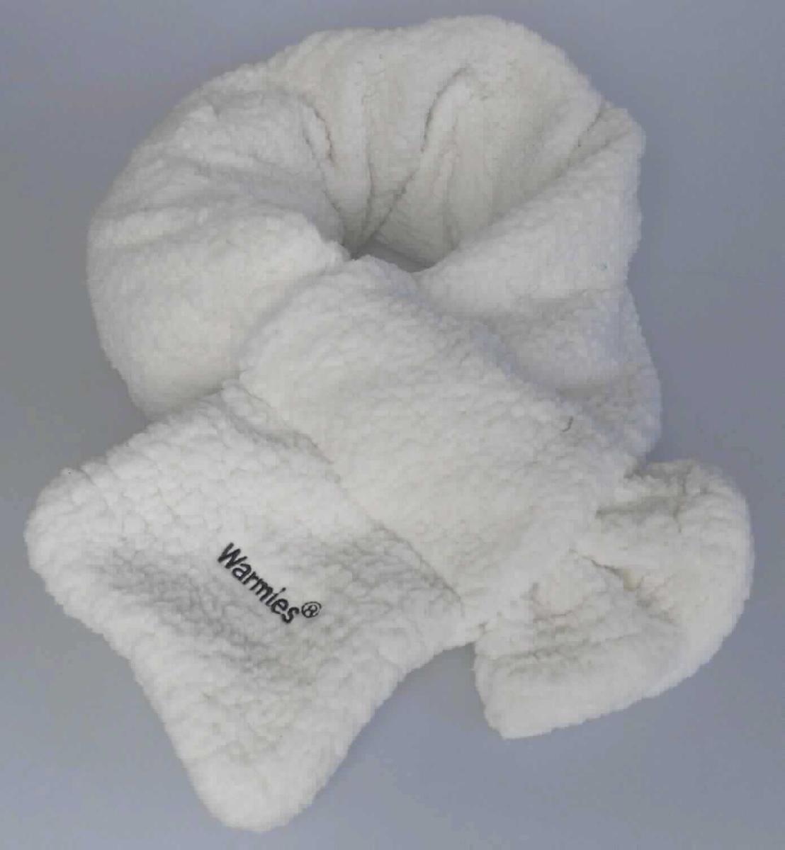 Schal, Foto siehe Anlage,
- in einem bedruckten Pappkarton verpackt,
- zusammengesetzte Ware, bestehend aus einem Schal und einer mit einer Hirse-Lavendel-Mischung 
  gefüllten Hülle, 
- Schal:
-- in Erwachsenengröße, in den Abmessungen (L x B): ca. 100 cm x 14 cm,
-- doppelt gearbeitet, aus ca. 2 mm dicken, einfarbigen Plüschgewirken (Lammfellimitat) aus laut Antrag 
   100 % Polyester (synthetische Chemiefasern),
-- an einem Ende in beiden Längsseitennähten mit ca. 8 cm breiten, sich gegenüberliegenden Öffnungen, zum
   Durchstecken des anderen Schalendes; im "Durchsteckbereich" mit einem gerauten Gewirke gefüttert, 
-- etwa in der Mitte einer Längsseitennaht mit einer Öffnung mit Klettverschluss zur Aufnahme der mit einer 
   Hirse-Lavendel-Mischung gefüllten Hülle,
-- durch Zusammennähen konfektioniert,
- Hirse-Lavendel-Mischung:
-- in eine ca. 58 cm x 14 cm große, durch Quernähte in drei "Kammern" abgeteilte Hülle aus einfarbigen 
   Geweben aus Spinnstoffen eingebracht,
-- laut Antrag aus ca. 99 % Hirse und 1 % Lavendel, 
-- die Hülle mit der Mischung kann laut Antrag in der Mikrowelle erwärmt werden und dient als Wärmespender,
-- stellt sich aufgrund der Verwendung und Ausstattung nicht als Ware der Position 9404 dar,
- im Hinblick auf die Verwendung (Wärmen) sind der Schal und die Hirse-Lavendel-Mischung gleichermaßen 
  von Bedeutung, im Hinblick auf das äußere Erscheinungsbild bestimmt jedoch der auch separat tragbare Schal 
  den wesentlichen Charakter der zusammengesetzten Ware.

"Anderes konfektioniertes Bekleidungszubehör (Schal), aus Gewirken"