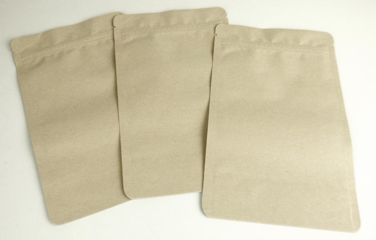 Bei den durch Warenmuster veranschaulichten Artikeln handelt es sich um Standbodenbeutel, bestehend aus einem zweilagigen Verbunderzeugnis mit einer Außenseite aus ca. 51 µm dickem Kraftpapier und einer Innenseite -gemäß ergänzenden Angaben der Antragstellerin- aus einer ca. 80 µm dicken Folie aus Polylactid, einem Kunststoff im Sinne der Anmerkung 1 zu Kapitel 39.

Die an drei Seiten verschweißten Beutel werden in unterschiedlichen Abmessungen gefertigt und sind an der Oberseite mit einem Druckverschluss mit Einreißhilfe versehen. Sie dienen als Transport- oder Verpackungsmittel für z.B. Lebensmittel und sind für eine längere Verwendung nicht vorgesehen.

Da die Kunststofflage mehr als die Hälfte der Gesamtdicke der Waren ausmacht, kommt eine Einreihung in das Kapitel 48 nicht in Betracht.

Derartige Erzeugnisse werden zolltariflich als " Transport- und Verpackungsmittel aus Kunststoffen, Säcke und Beutel (einschließlich Tüten), aus anderen Kunststoffen als aus Polymeren des Ethylens oder aus Polyvinylchlorid" eingereiht.