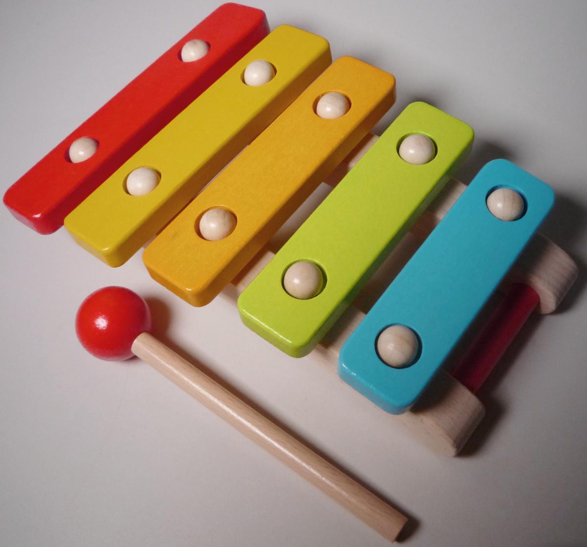 Bei der als "Xylophon, Artikel 61968" bezeichneten Ware handelt es sich um ein Musikspielzeuginstrument
- in Form eines Xylophons,
- in den Abmessungen von etwa 22 x 14,5 x 6 cm,
- aus Holz geferigt,
- mit fünf unterschiedlich langen und verschiedenfarbigen Klangstäben,
- mit einem etwa 14,8 cm langen Holzklöppel mit rundem, rotfarbigem Schlagkopf,
- ohne Hinweise auf eine Fertigung in Handarbeit,
- dient der spielerischen Unterhaltung von Kindern,
- in einer bunt bedruckten Faltschachtel verpackt.

Derartige Erzeugnisse werden zolltarifrechtlich als "Musikspielzeuginstrument, nicht aus Holz handgearbeitet" eingereiht.
