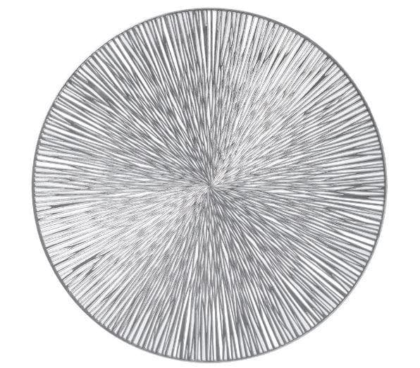Nach den Angaben der Antragstellerin sowie dem vorgelegten Warenmuster handelt es sich um ein silberfarbenes, rundes sogenanntes Tischset ( Art. Nr. 27123) aus Polyvinylchlorid, einem Kunststoff im Sinne der Anmerkung 1 zu Kapitel 39.
Das Tischset mit einem von Durchmesser ca. 38 cm ist vollständig mit unterschiedlich großen Ausstanzungen versehen.

Nach Antragsangaben sind 12 Untersetzer, an welchen jeweils ein Etikett für den Einzelverkauf angebracht ist, gemeinsam in einem Polybeutel aufgemacht. 

Derartige Erzeugnisse sind als "Haushaltsartikel aus Kunststoffen, Artikel für den Tischgebrauch, nicht von den Codenummern 3924 1000 11 0 bis 3924 1000 20 0 erfasst" einzureihen.