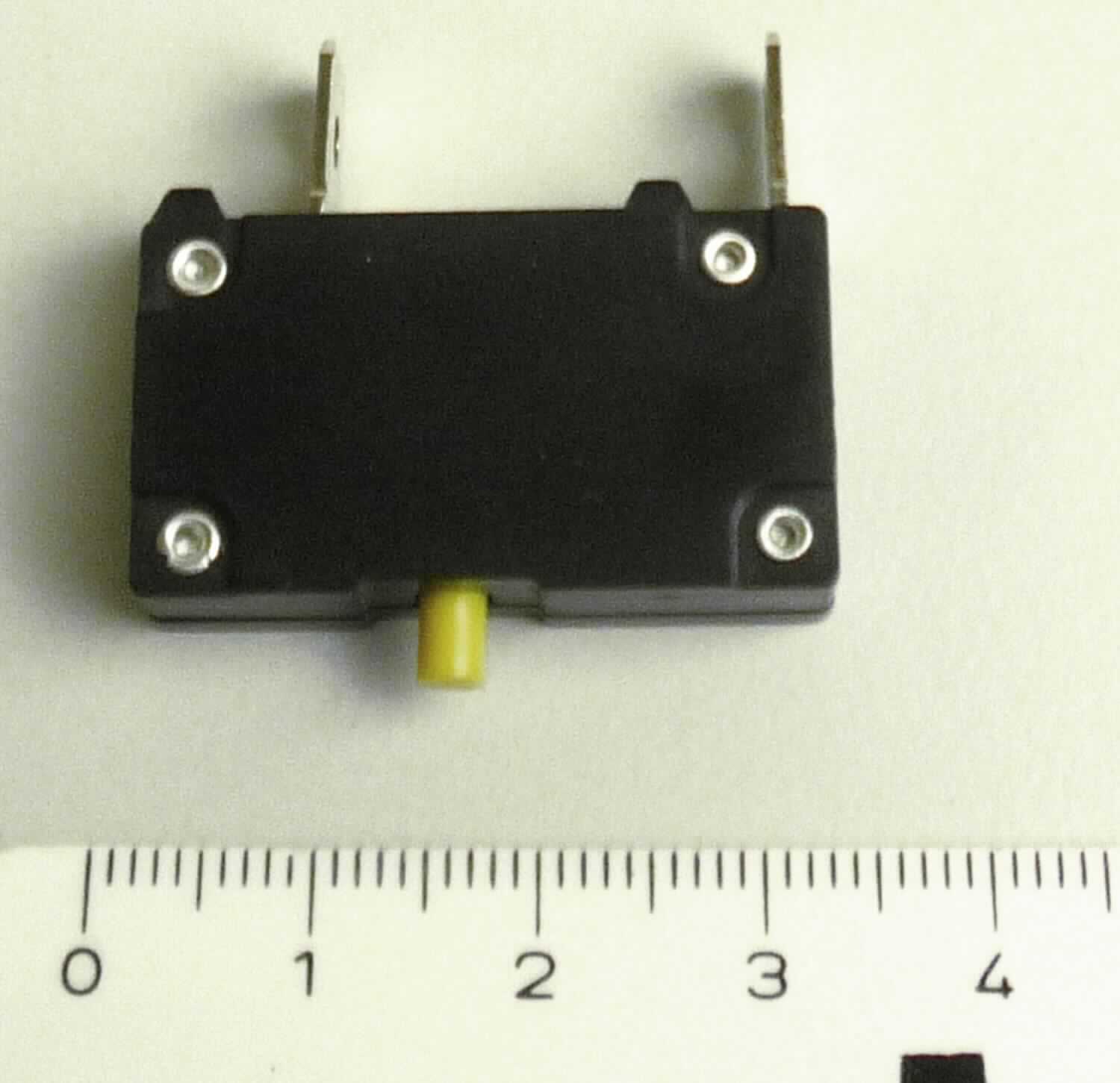 Sog. Thermosicherung,
- automatic circuit breaker bestehend aus einem quaderförmigen Kunststoffgehäuse mit einem Bimetallstreifen (zur automatischen thermischen Auslösung), einem Rückstellbetätiger und Anschlusskontakten,
- für eine Spannung von 250 VAC und eine Stromstärke von 16 A,
- zum Einbau in Steckdoseneinheiten, 
- zum Schützen von elektrischen Stromkreisen durch automatisches Unterbrechen bei einem Überlaststrom. 

Die Ware ist als "elektrisches Gerät zum Schützen von elektrischen Stromkreisen, Leistungsschalter, für eine Spannung von weniger als 1000 V, für eine Stromstärke von nicht mehr als 63 A, nicht für bestimmte Luftfahrzeuge" einzureihen.

Anlage: 1 Abbildung