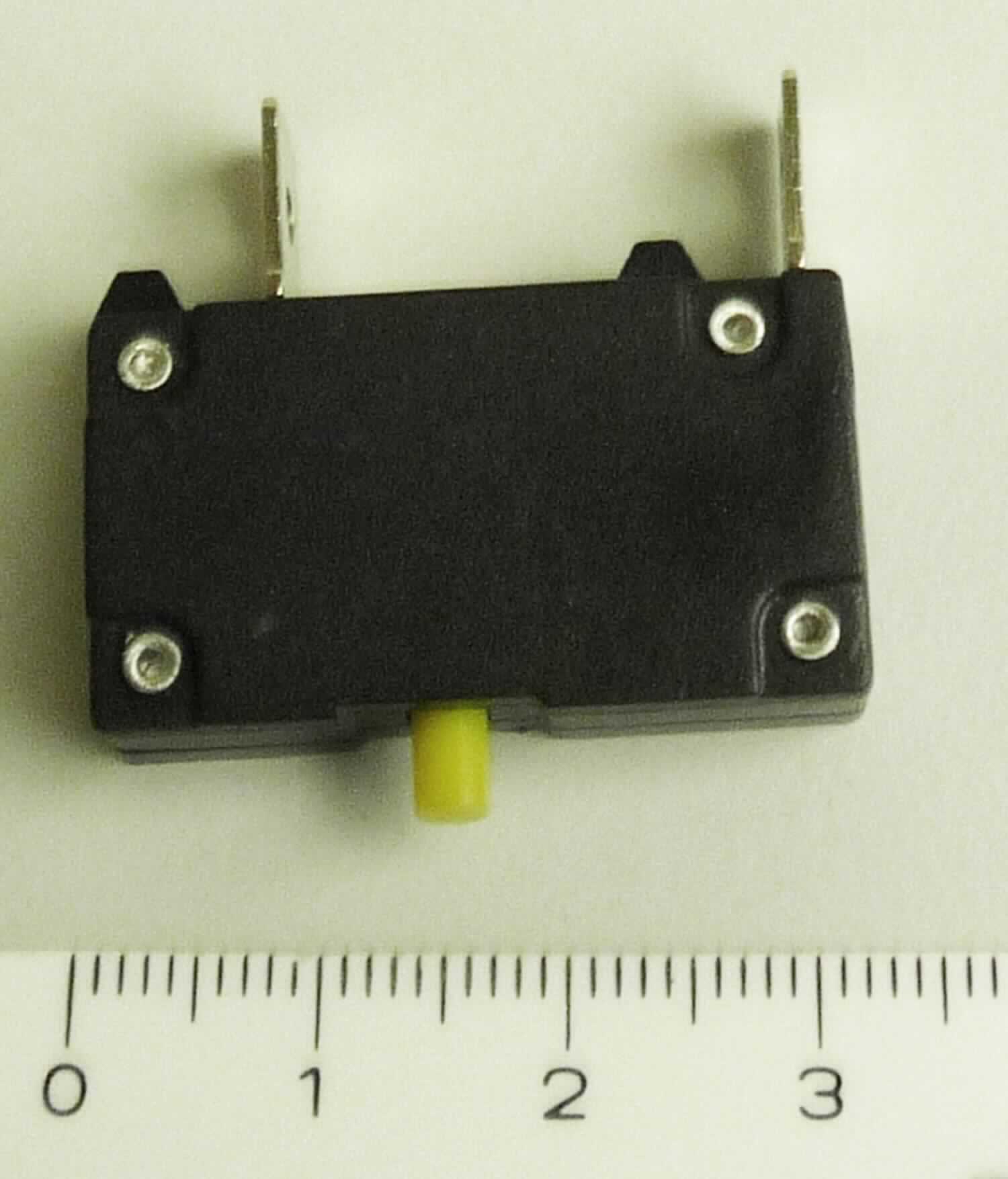 Sog. Thermosicherung,
- automatic circuit breaker bestehend aus einem quaderförmigen Kunststoffgehäuse mit einem Bimetallstreifen (zur automatischen thermischen Auslösung), einem Rückstellbetätiger und Anschlusskontakten,
- für eine Spannung von 250 VAC und eine Stromstärke von 13 A,
- zum Einbau in Steckdoseneinheiten, 
- zum Schützen von elektrischen Stromkreisen durch automatisches Unterbrechen bei einem Überlaststrom. 

Die Ware ist als "elektrisches Gerät zum Schützen von elektrischen Stromkreisen, Leistungsschalter, für eine Spannung von weniger als 1000 V, für eine Stromstärke von nicht mehr als 63 A, nicht für bestimmte Luftfahrzeuge" einzureihen.

Anlage: 1 Abbildung