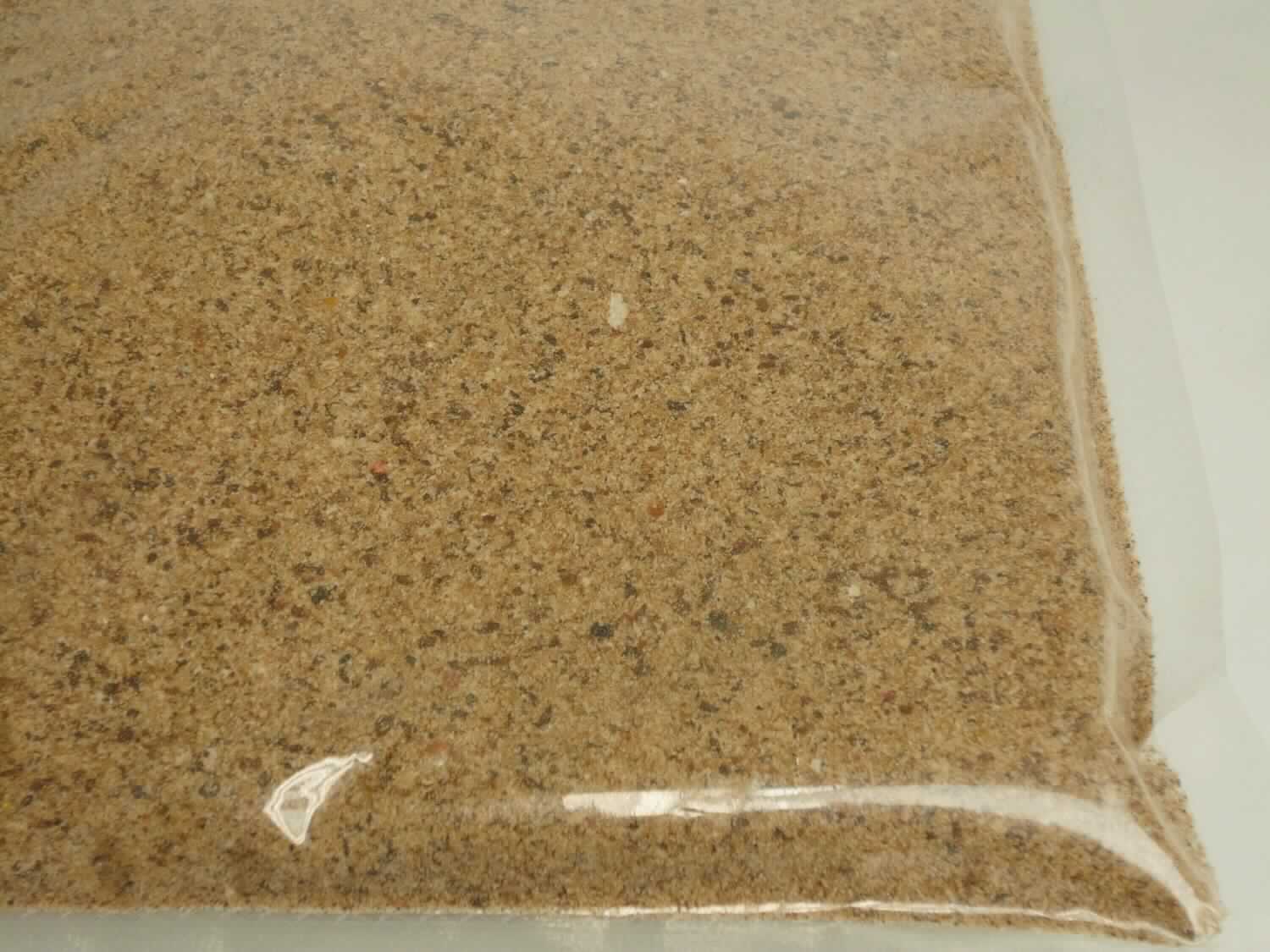 Antragsangaben: Backwarenmehl als standardisiertes, fließfähiges Mehl. Verwendungszweck: Einzelfuttermittel. Zusammensetzung (Auszug): Altbrot, Brötchen, Backwaren, Feingebäck, Kekse, Süßwaren, Getreide und Getreidenebenerzeugnisse. Die Backwaren werden als Futtermittel eingekauft und nach Durchlaufen eines Trocknungsprozesses zerkleinert. Diese werden dann zusammen mit zerkleinerten Kakao- und/oder Süßwarenprodukten und/oder Getreide gemischt und vermahlen.

Beschaffenheit des vorgelegten Warenmusters: augenscheinlich inhomogenes, braunes, fein- bis grobkörniges Pulver mit helleren und dunkleren Bestandteilen, in einem transparenten Kunststoffbeutel.
Stärke in der Ware (gemäß Angabe): mehr als 30 GHT.
Milcherzeugnisse in der Ware (gemäß Angabe): weniger als 10 GHT.

Es liegt eine Tierfuttermehlzubereitung aus für die menschliche Ernährung ungeeigneten Lebensmitteln vor. 

Zubereitung von der zur Fütterung verwendeten Art, andere, einschließlich Vormischungen, mit einem Gehalt an Stärke von mehr als 30 GHT, keine Milcherzeugnisse enthaltend oder mit einem Gehalt an Milcherzeugnissen von weniger als 10 GHT, andere.