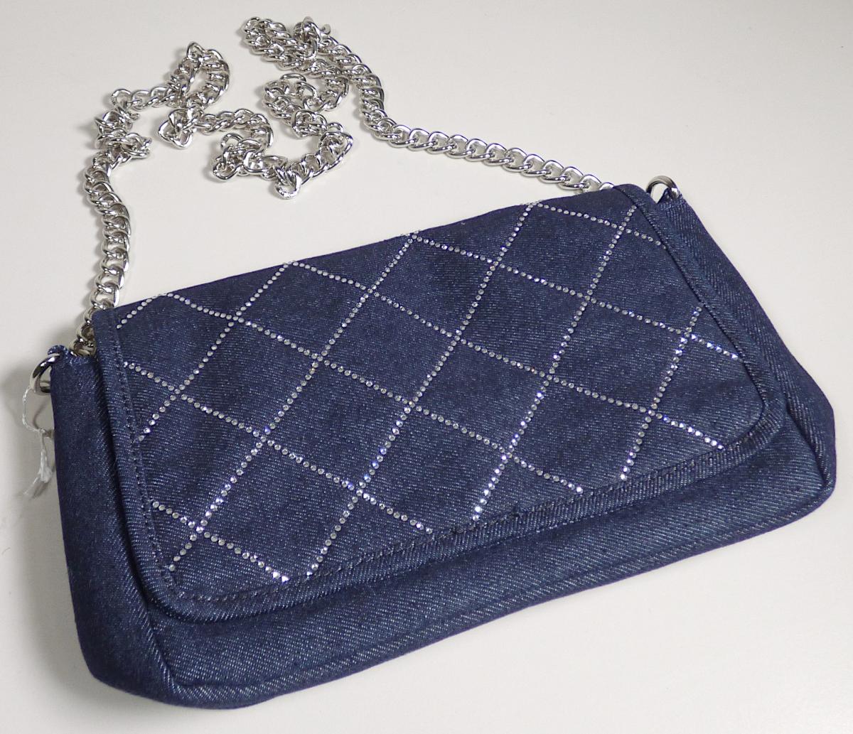 Handtasche, sog. Jeans-Shiny-Bag MNC0092, Foto siehe Anlage,
- mit einer Außenseite aus Spinnstoffen; an der Vorder- und der Rückseite mit rautenförmig
  aufgeklebten Kunststoffsteinchen verziert,
- mit einem Schultertrageriemen in Form einer Gliederkette aus unedlem Metall,
- mit einer Überschlagklappe mit einem magnetischen Druckknopfverschluss,
- - gefüttert; innen mit einem offenen Einsteckfach ausgestattet,
- mit den Abmessungen: ca. 27 cm (Breite) x 16 cm (Höhe) x 7 cm (Tiefe),
- laut Antrag nicht handgearbeitet,
- Handtasche, da aufgrund der Größe und des Gesamteindrucks in erster Linie dazu geeignet,
  kleinere, persönliche Gegenstände aufzunehmen.

"Handtasche, mit Außenseite aus Spinnstoffen, nicht handgearbeitet"