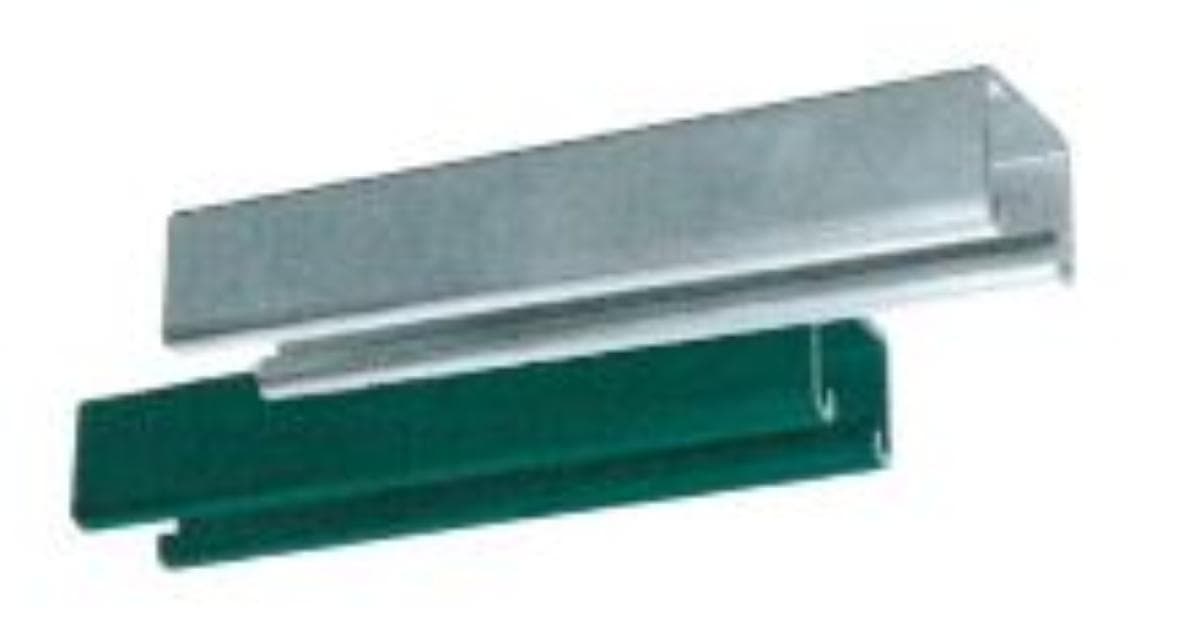 Profilschiene aus Stahl

Bei der als Profilschiene bezeichneten Ware handelt es sich um ein massives, metallisches Erzeugnis mit über die gesamte Länge gleichbleibendem Querschnitt in Form eines "C" (C-Profil) mit den Abmessungen 1,22 m x 41,3 mm x 25,4 mm (Länge x Seite x Seite) bzw. 3,05 m x 41,3 mm x 25,4 mm (Länge x Seite x Seite). Das Erzeugnis besteht aus nicht legiertem Stahl und ist verzinkt oder grün lackiert.
Die Ware wird als Schiene mit Komplettschellen verwendet, mit denen augenscheinlich Rohre befestigt werden.

Die Ware ist als anderes Profil aus nicht legiertem Stahl, aus flachgewalzten Erzeugnissen kalthergestellt oder kaltfertiggestellt, in die Unterposition 7216 9180 der Kombinierten Nomenklatur einzureihen.