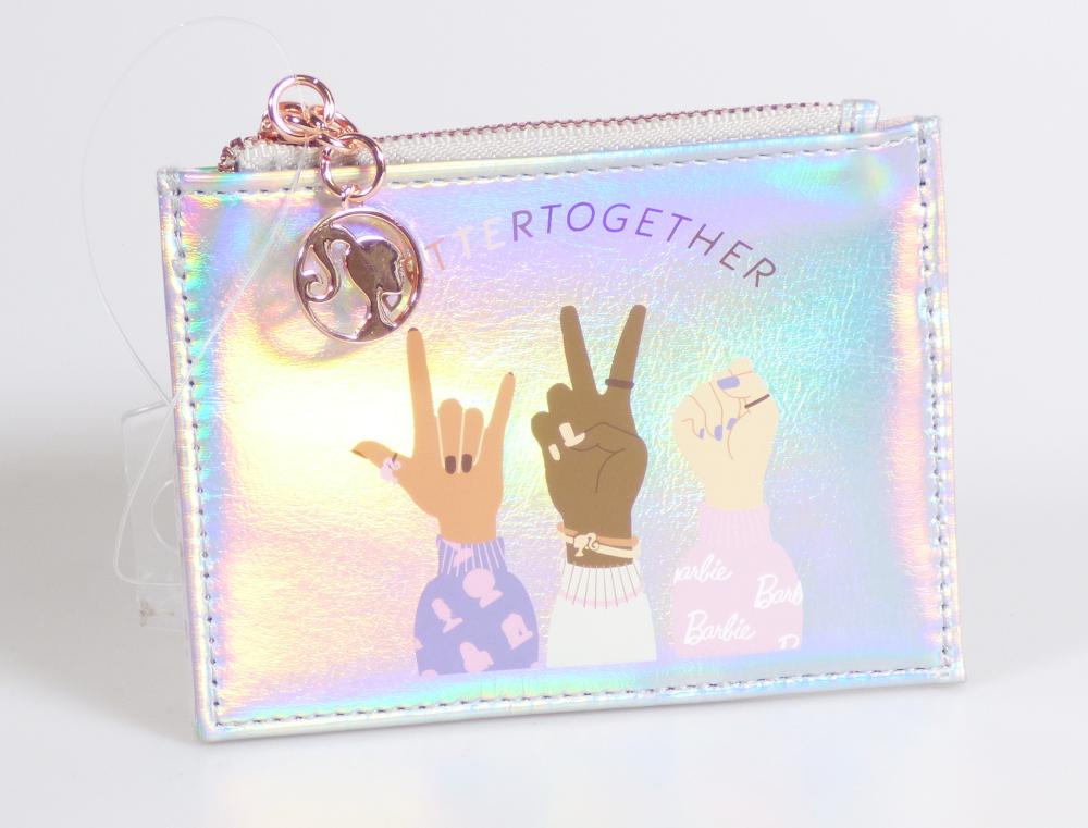 Brieftaschenähnliches Behältnis, sog. CardHolder 24618A, Foto siehe Anlage,
- mit einer Außenseite aus Kunststofffolien; auf einer Seite mit einem Barbie-Schriftzug, auf der
  anderen Seite mit einem bettertogether-Barbie-Motiv bedruckt,
- an einer Längsseite mit drei offenen Einsteckfächern im Bankkartenformat ausgestattet,
- das Hauptfach ist mit einem entlang des oberen Rands verlaufenden Reißverschluss versehen,
- - gefüttert; ohne Inneneinteilung,
- flach gearbeitet; mit den Abmessungen: ca. 11,5 cm (Breite) x 8,5 cm (Höhe).

"Den Brieftaschen ähnliches Behältnis, Taschen- oder Handtaschenartikel, mit Außenseite aus
 Kunststofffolien"