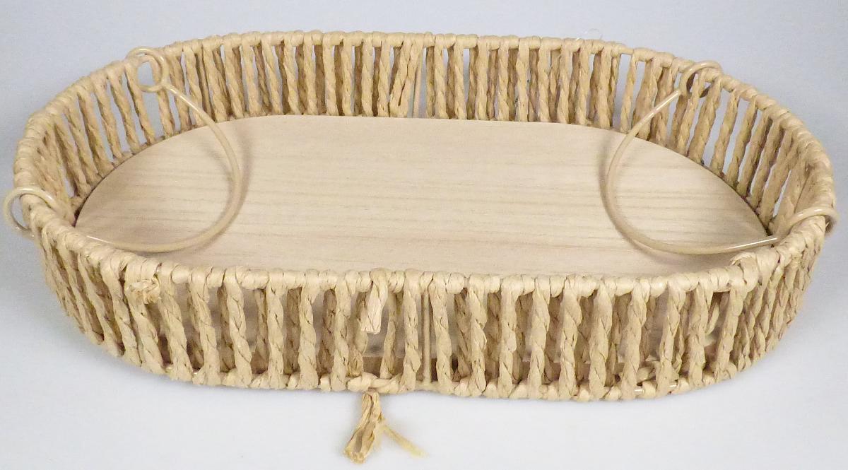 Dekotablett "Jutestil", 341206 (Abbildung siehe Anlage)
- ovales Tablett (ca. 30 x 18 x 5 cm) aus einem Metallgerüst mit zwei Tragegriffen,
  einer Bodenplatte aus furniertem Holz (Paulownia-Furnier, lt. Antragsteller, auf
  einer Unterlage aus Faserplatte), mit umlaufendem Rand aus Spinnstoff
  (Papiergarn),
- zum Servieren und Transportieren von Speisen und Geschirr geeignet,
- zur Verwendung bei Tisch oder in der Küche.

Das furnierte Holz bestimmt im Hinblick auf die Bedeutung in Bezug auf die
Verwendung den Charakter der zusammengesetzten Ware.

"Holzware zur Verwendung bei Tisch oder in der Küche, nicht aus Bambus, nicht
aus tropischem Holz (zusammengesetzte Ware aus Holz - charakterbestimmend-,
Metall und Spinnstoff)"