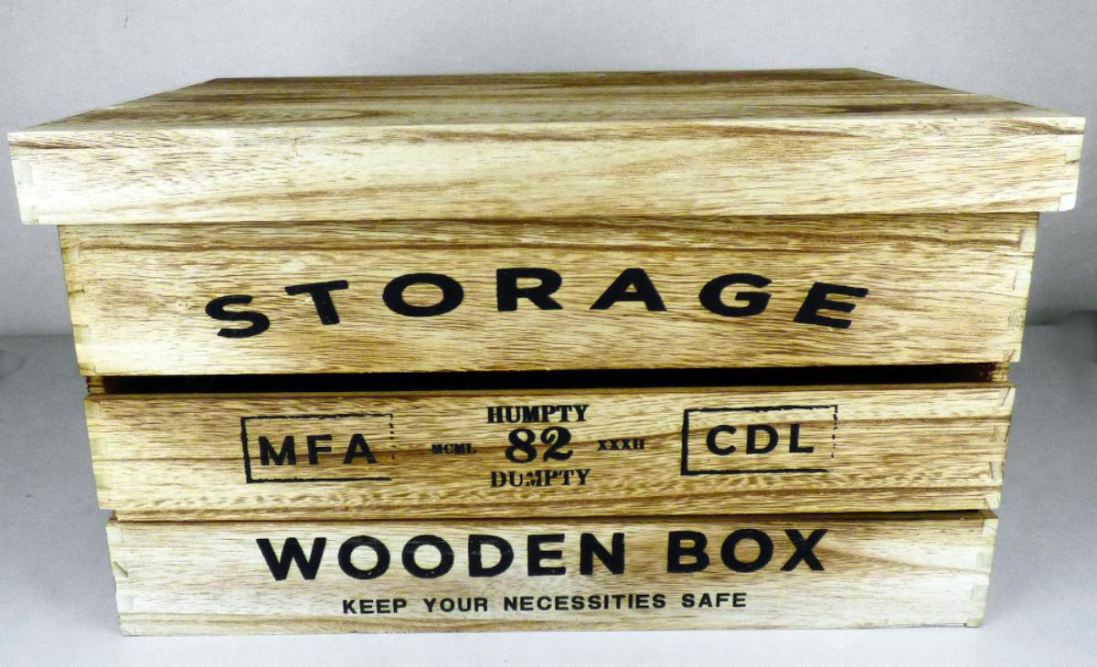 Holzbox L mit Deckel aus Holz, Artikelnr. 244211 (Abbildung siehe Anlage)
- quaderförmige Kiste bestehend aus einem Boden aus Sperrholz, zwei länglichen Seitenteilen jeweils 
  drei massive Holzleisten aufweisend, zwei schmalen Seitenteilen jeweils aus einem Holzbrett mit
  Tragegriff bestehend sowie einem Deckel aus massiven Holzleisten (ca. 40 x 29 x 24 cm),
- durch Stecken, Verzapfen und Kleben zusammengefügt, Oberflächen innen und außen rau,
  Kanten rau und scharfkantig (keine sorgfältige Ausführung, keine Kassette, Kasten bzw. Innen-
  ausstattungsgegenstand im Sinne der Pos. 4420)
- zum Transport und zur Aufbewahrung von Gegenständen.

"Kiste aus Holz"