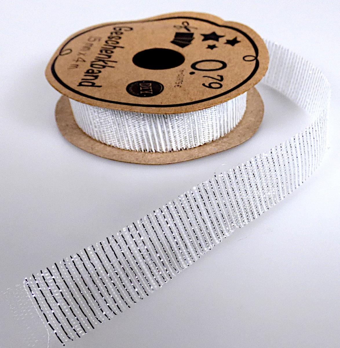 Band, sog. Geschenk/Netzband Metallic, Art. 253478, Foto siehe Anlage,
- auf einer Spule aus Pappe aufgerollt,
- als Meterware mit einer Breite von ca. 1,5 cm und einer Länge von laut Antrag 4 m,
- laut Untersuchungsergebnis:
-- aus einem Gewebe in Leinwandbindung aus überwiegend Garnen aus synthetischen Chemiefasern,
--- mit Kettfäden aus synthetischen Monofile (synthetische Chemiefasern), mit einem Durchmesser von
    weniger als 1 mm,
--- mit Schussfäden aus Garnen aus synthetischen Chemiefasern und metallisierten Garnen,
    bestehend aus einem metallisierten Streifen aus synthetischer Spinnmasse (mit einer Breite von
    weniger als 1 mm), welcher kreuzweise mit zwei Monofile (mit einem Durchmesser von weniger als
    1 mm) umwickelt ist,
- an den Längsseiten thermisch verfestigt (mit unechten Webkanten),
- kein Samt, Plüsch, Chenille- oder Schlingengewebe,
- keine Elastomergarne oder Kautschukfäden enthaltend.

"Band, keine Ware der Position 5807, anderes als in den Unterpositionen 5806 10 und 5806 20
 genannte, aus Chemiefasern, mit unechten Webkanten"