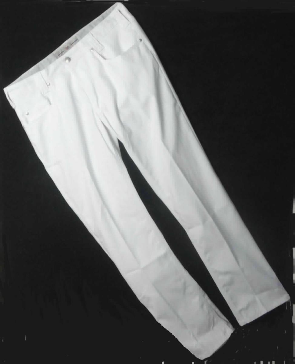 Lange Hose, sog. Herrenjeans, Art. 1733-687-21, Größe 34/32, Foto siehe Anlage,
- in einem Polybeutel verpackt,
- aus ca. 0,5 mm dicken, einfarbigen Geweben aus laut Antrag 55 % Baumwolle, 42 % Polyester und 
  3 % Elastolefin (beides synthetische Chemiefasern),  
- in der Taille abschließend; mit einem angesetzten, ca. 4 cm breiten Taillenbund mit Gürtelschlaufen,
- vorn mit einer Öffnung mit Reißverschluss und einer im Bund von links über rechts mit einem Knopfverschluss
  zu schließenden Patte (Männerkleidung),
- mit zwei eingesetzten, offenen Taschen und einer zusätzlichen kleinen Tasche auf der Vorderseite sowie
  mit zwei aufgesetzten, offenen Gesäßtaschen, 
- mit knöchellangen Hosenbeinen,
- an den Beinabschlüssen durch Umschlagen und Festnähen gesäumt,
- lässt aufgrund ihres allgemeinen Aussehens und der Beschaffenheit nicht erkennen, dass sie dazu bestimmt ist,
  ausschließlich oder hauptsächlich zum körperlichen oder hygienischen Schutz anderer Kleidungsstücke und/oder
  Personen bei Ausübung einer Gewerbe-, Berufs- oder Haushaltstätigkeit getragen zu werden.

"Lange Hose, aus Geweben, für Männer, aus Baumwolle, keine Arbeits- und Berufskleidung, andere als in den 
 Unterpositionen 6203 4231 und 6203 4233 genannte"