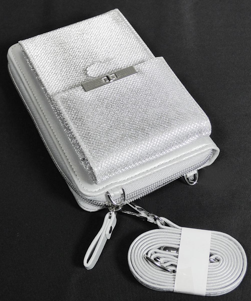 Umhängetasche, sog. Handytasche W1541/1594, Foto siehe Anlage,
- mit einer flächenmäßig überwiegenden Außenseite aus Kunststofffolien (charakterbestimmend),
- im Bereich des Vorfachs mit einer Außenseite aus silberfarben glänzenden Partikeln, die vollflächig
  auf einem Spinnstofferzeugnis aufgeklebt sind,
- mit einem abnehmbaren, längenverstellbaren Schultertrageriemen,
- mit einem aufgesetzten Vorfach mit einer Überschlagklappe mit Druckknopfverschluss zur Aufnahme
  eines Mobiltelefons,
- das Hauptfach ist mit einem an drei Seiten verlaufenden Reißverschluss versehen,
- - gefüttert; innen mit einem Trennsteg mit Reißverschluss in Form eines Münzfachs mit einem
    aufgesetzten, offenen Einsteckfach mit Sichtfenster sowie mit acht offenen Einsteckfächern
    im Bankkartenformat ausgestattet,
- mit den Abmessungen: ca. 11,5 cm (Breite) x 18,5 cm (Höhe) x 5 cm (Tiefe),
- keine Einreihung als Handtasche aufgrund der geldbörsentypischen Innenausstattung,
- keine Einreihung als Taschen- oder Handtaschenartikel aufgrund des Trageriemens.

"Ähnliches Behältnis, anderes als in den Unterpositionen 4202 1110 bis 4202 3900 genannte, mit Außen-
 seite aus Kunststofffolien, anderes als in den Unterpositionen 4202 9211 bis 4202 9215 genannte"