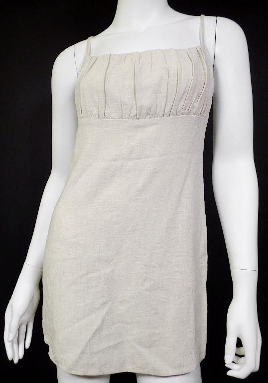 Bluse für Frauen, sog. Kleid für Frauen, Style 760707090, Größe S, Foto siehe Anlage,
- aus ca. 0,5 mm dicken (leichten), einfarbigen Geweben aus laut Antrag 80 % Viskose (künstliche
  Chemiefasern) und 20 % Leinen,
- über den Schritt reichend (Rückenlänge: ca. 75 cm); kann aufgrund der geringen Länge nicht ohne
  ein weiteres, den Unterkörper bedeckendes Kleidungsstück getragen werden (damit kein Kleid),
- im Brustbereich gerafft gearbeitet und mit dem o. g. Gewebe unterlegt, 
- mit ca. 0,7 cm schmalen, verstellbaren Trägern (sog. Spaghettiträger),
- hinten mit einer ca. 28 cm langen Öffnung mit Reißverschluss, 
- ohne Hinweise auf den Trägerkreis (unisex),
- an den übrigen Rändern durch Umschlagen und Festnähen gesäumt.

"Bluse, aus Geweben, für Frauen, aus Chemiefasern"