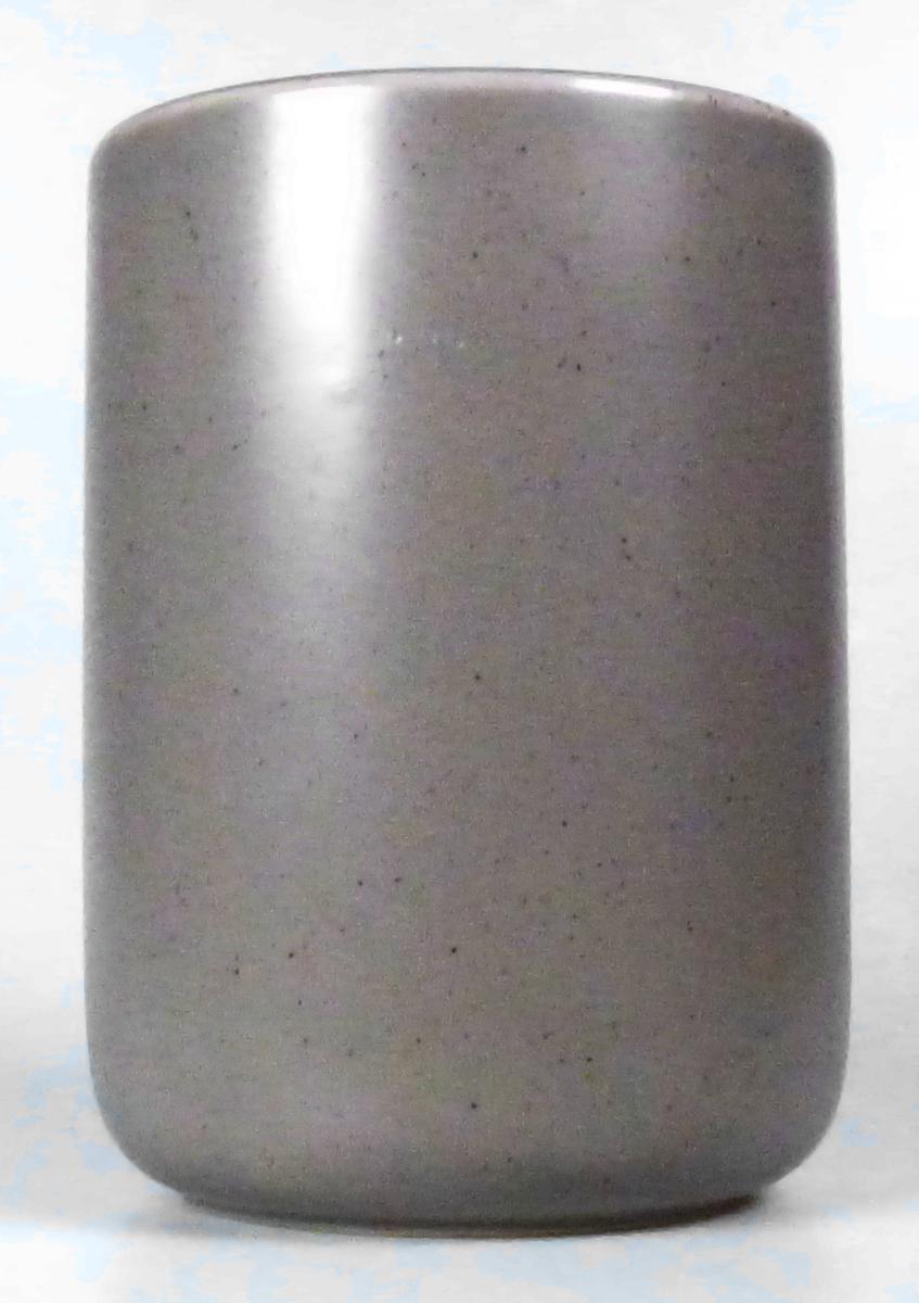 Anderer keramischer Toilettengegenstand (Zahnputzbecher), sog. Zahnputzbecher,
Artikelnummer 368188, Foto siehe Anlage,
- glasierter, grauer, braun gesprenkelter Becher,
- in den Abmessungen: 8,2 cm (Durchmesser) x 11,2 cm (Höhe),
- keramisches Erzeugnis, nach der Formgebung gebrannt, tonmineralhaltiges Material enthaltend,
- nach dem Ergebnis der wissenschaftlichen Untersuchung aus Steinzeug,
- zur Verwendung als Zahnputzbecher im Badezimmer bestimmt.

"Anderer keramischer Toilettengegenstand (Zahnputzbecher), aus Steinzeug"