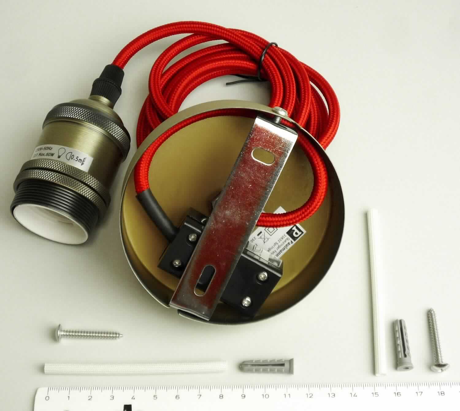 Bei dem sog. "Adapter für Pendelleuchten", Art-Nr. 50323, handelt es sich um einen Bestandteil einer elektrischen Deckenleuchte, im Wesentlichen bestehend aus einer kreisrunden Deckenbefestigung aus Metall (d: ca. 10 cm), einem ca. 190 cm langen, mit Spinnstoff ummantelten Kabel als Abhängung und einem zylinderförmigen Aufsatz aus Metall (ca. 7 cm x 4,5 cm; H x d) mit integrierter Lampenfassung. Der Aufsatz ist an der Außenseite mit Gewinde und zwei Schraubringen versehen. 

Techn. Daten (auszugsweise):
- Fassung: E 27
- Leistung: max 60 W
- Spannung: 230 V

Das Erzeugnis dient in Verbindung mit einem Lampenschirm und einem Leuchtmittel (nicht Gegenstand dieser vZTA-Entscheidung) als Deckenleuchte (sog. Pendelleuchte) im Innenbereich.

Die Ware ist mit einer Aufbauanleitung in einer transparenten Kunststofftüte aufgemacht. 
Hinweise auf Handfertigung liegen nicht vor.

Das Erzeugnis ist als "Teil eines elektrischen Beleuchtungskörpers, anderweit weder genannt noch inbegriffen, aus Spinnstoff und Metall, nicht von den Unterpositionen (TARIC) 9405 9900 10 und 9405 9900 20 erfasst" einzureihen.