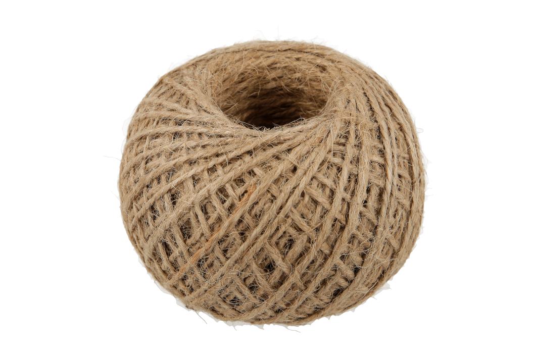 Garn, sog. Schnur Jute natur, Art. 713525, Foto siehe Anlage,
- laut Antrag:
-- in einem Polybeutel verpackt,
-- als Meterware im Knäuel, mit einer Länge von 60 m, 
-- gezwirnt, mit einer S-Drehung als letzter Drehung, 
-- aus pflanzlichem Spinnstoff (Jute), 
-- mit einem Titer von ca. 7920 dtex.

"Garn aus Jute, gezwirnt"