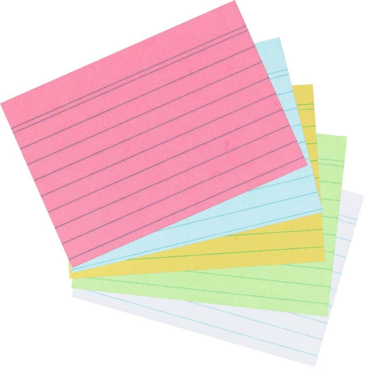 Es handelt sich um eine Zusammenstellung der nachstehend näher beschriebenen, etwa 1000 rechteckigen Notizzettel im Format DIN A8 (etwa 7,4 x 5,2 cm), die gemeinsam in einer mit Produktinformationen bedruckten Faltschachtel aus Pappe lose verpackt sind:

1. etwa 850 rechteckige Zuschnitte aus weißem, nicht bedruckten Papier, aus überwiegend chemischen, hauptsächlich gebleichten Halbstoff aus Holz, mit einem auf die Gesamtfasermenge bezogenen Gehalt an mechanischem oder chemisch-mechanischem Halbstoff von weniger als 10 GHT. Es hat einen Aschegehalt von mehr als 3 GHT, einen Weißgrad von mehr als 60 %, ein Quadratmetergewicht von mehr als 40 g und weniger als 150 g und ist weder gestrichen noch überzogen.

2. etwa 150 rechteckige Zuschnitte aus an der Oberfläche gefärbtem, beidseitig liniert oder kariert farbig bedrucktem Papier, das weder gestrichen noch überzogen ist.

Die Papierzuschnitte sollen beschriftet als Karteikärtchen verwendet werden.
Abbildung siehe Anlage.

Derartige Waren gehören als "Papiere, weder gestrichen noch überzogen, von der Art, wie sie als Schreibpapiere, Druckpapiere oder als Papiere zu anderen grafischen Zwecken verwendet werden, in rechteckigen Bogen jeder Größe, ausgenommen Papiere der Position 4801 oder 4803, mit einem Gehalt an Fasern, in einem mechanisch oder chemisch-mechanischem Aufbereitungsverfahren gewonnen von 10 GHT oder weniger bezogen auf die Gesamtfasermenge, mit einem Quadratmetergewicht von 40 g bis 150 g, andere Bogen als solche, die ungefaltet auf einer Seite nicht mehr als 435 mm und auf der anderen Seite nicht mehr als 297 mm messen" zum TARIC-Code 4802 56 80 00, da es sich um eine Warenzusammenstellung in Aufmachung für den Einzelverkauf handelt, deren wesentlicher Charakter nach der Anzahl durch die unter 1. genannten nicht bedruckten Notizzettel aus Papier bestimmt wird.