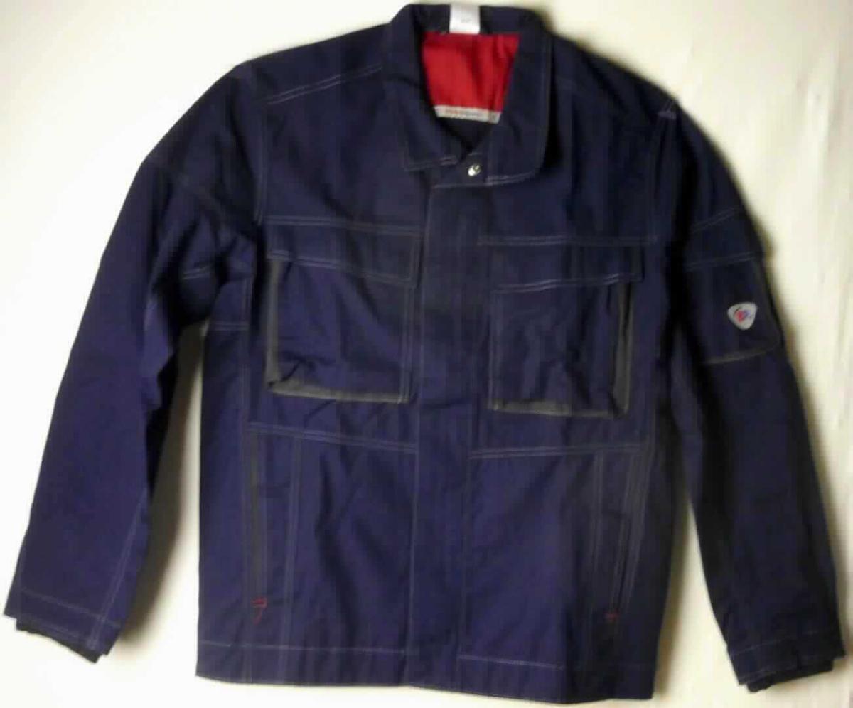 Jacke, sog. Arbeitsjacke, Art. 1795-720-110, Größe 48/50, Foto siehe Anlage,
- in einem Polybeutel verpackt,
- aus ca. 0,5 mm dicken, einfarbigen, strapazierfähigen Geweben aus lt. Antrag 65 % Baumwolle und 35 % 
  Polyester (synthetische Chemiefasern),
- über den Schritt reichend (Rückenlänge: ca. 74 cm),
- ungefüttert,
- mit Umlegekragen,
- vorn mit einer durchgehenden Öffnung mit Reißverschluss; verdeckt von einer Patte mit Druckknopfverschluss 
  von links über rechts (Männerkleidung),
- mit langen Ärmeln; an den Ärmelenden jeweils mit einem eingenähten "Windfang" aus Gewirken ausgestattet,
- mit zwei aufgesetzten Brusttaschen mit Patte sowie mit zwei eingesetzten Taschen unterhalb der Taille,
- auf der Rückseite mit zwei Einsätzen aus Gewirken ausgestattet,
- in Bahnen gearbeitet; weist trotz des fehlenden Futters eine gewisse Formstabilität auf,
- am unteren Rand durch Umschlagen und Festnähen gesäumt, 
- lässt aufgrund des strapazierfähigen Materials und des einfachen, zweckbestimmten Schnitts erkennen,
  dass sie dazu bestimmt ist, ausschließlich oder hauptsächlich zum (körperlichen oder hygienischen)
  Schutz anderer Kleidungsstücke und/oder Personen bei Ausübung einer Gewerbe-, Berufs- oder Haus-
  haltstätigkeit getragen zu werden.

"Jacke, aus Geweben, für Männer, aus Baumwolle, Arbeits- und Berufskleidung"