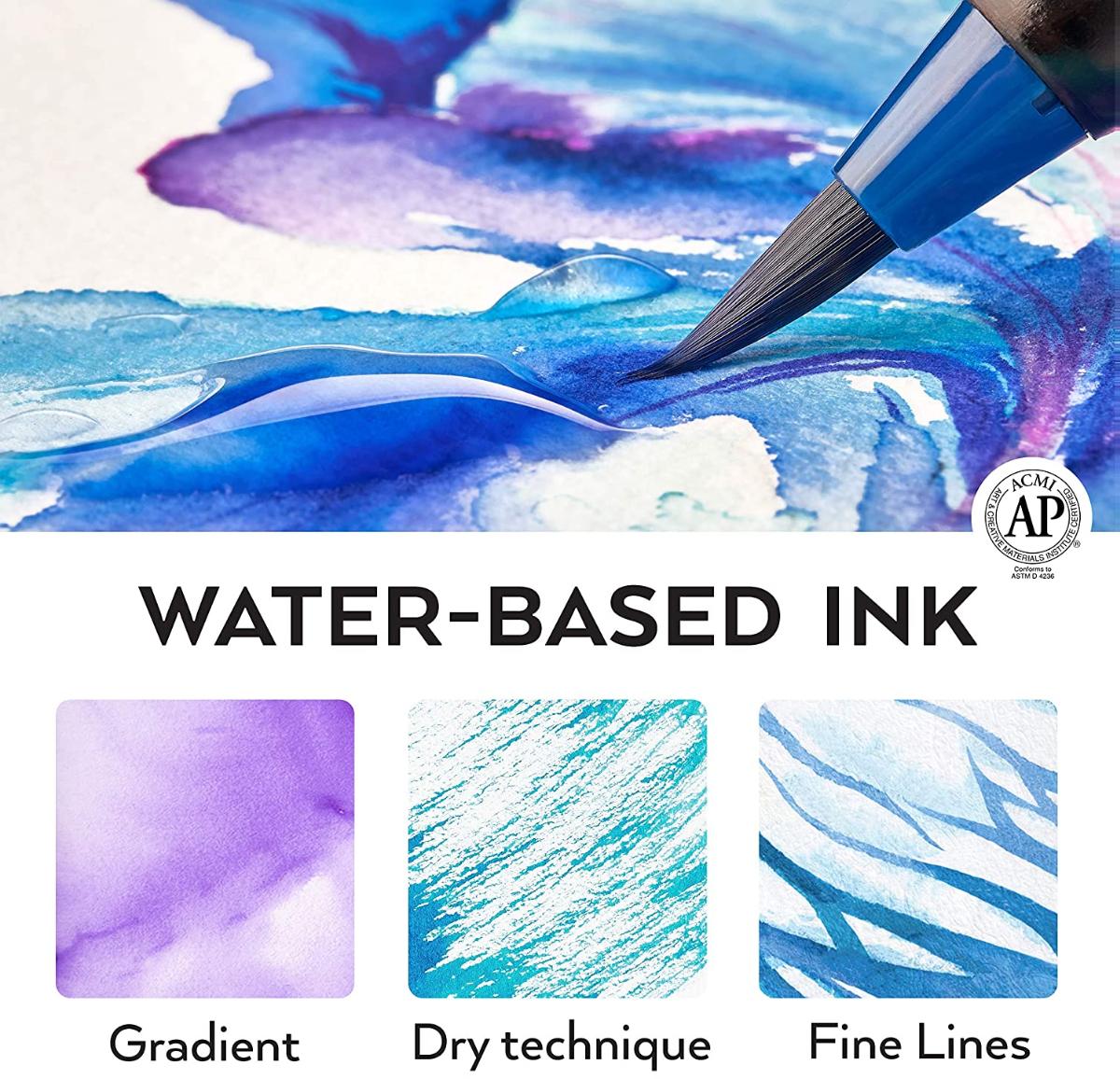 Bei dem sog. "Brush Pen Set für Kalligraphie" handelt es sich um ein Set bestehend aus 24 Stiften in diversen Farbtönen. Die Stifte besitzen eine dicke, leicht biegsame Spitze.

Die Mine ist von einem Kunststoffgehäuse umschlossen; die Spitzen sind jeweils mit Verschlusskappen aus Kunststoff versehen. Die Stifte eignen sich zum Schreiben bzw. Kalligraphieren.

Das Set befindet sich in einem aus Kunststoff bestehenden Behältnis. Dieses ist zum dauernden Gebrauch geeignet und besitzt Führungsmulden, die auf die Breite der Stifte angepasst sind.

Die Ware ist als "Schreiber und Markierstifte, mit Filzspitze oder anderer poröser Spitze" einzureihen.