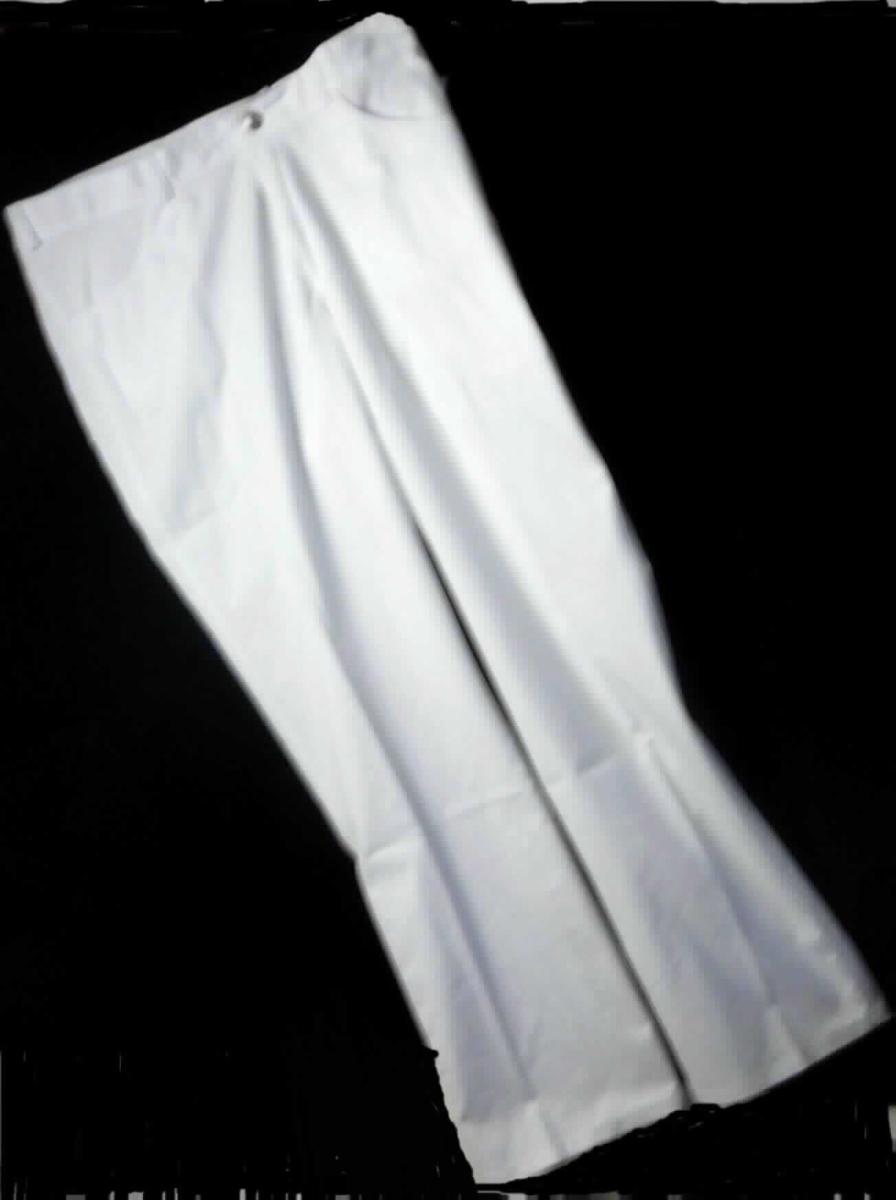 Lange Hose, sog. Hose für Sie & Ihn, Art. 1643-686-21, Größe M, Foto siehe Anlage,
- in einem Polybeutel verpackt,
- aus ca. 0,4 mm dicken, einfarbigen Geweben aus laut Antrag 48 % Polyester, 4 % Elastolefin (beides synthetische 
  Chemiefasern) und 48 % Baumwolle,
- in der Taille abschließend; mit einem angesetzten, ca. 4 cm breiten Taillenbund mit Gürtelschlaufen,
- vorn mit einer Öffnung mit Reißverschluss und einer im Bund von links über rechts mit einem Knopfverschluss
  zu schließenden Patte (Männerkleidung),
- mit zwei eingesetzten, offenen Taschen auf der Vorderseite sowie mit zwei aufgesetzten, offenen Gesäßtaschen,
- mit knöchellangen Hosenbeinen,
- an den Beinabschlüssen durch Umschlagen und Festnähen gesäumt,
- lässt aufgrund ihres allgemeinen Aussehens und der Beschaffenheit nicht erkennen, dass sie dazu bestimmt ist,
  ausschließlich oder hauptsächlich zum körperlichen oder hygienischen Schutz anderer Kleidungsstücke und/oder
  Personen bei Ausübung einer Gewerbe-, Berufs- oder Haushaltstätigkeit getragen zu werden.

"Lange Hose, aus Geweben, für Männer, aus synthetischen Chemiefasern, keine Arbeits- und Berufskleidung"