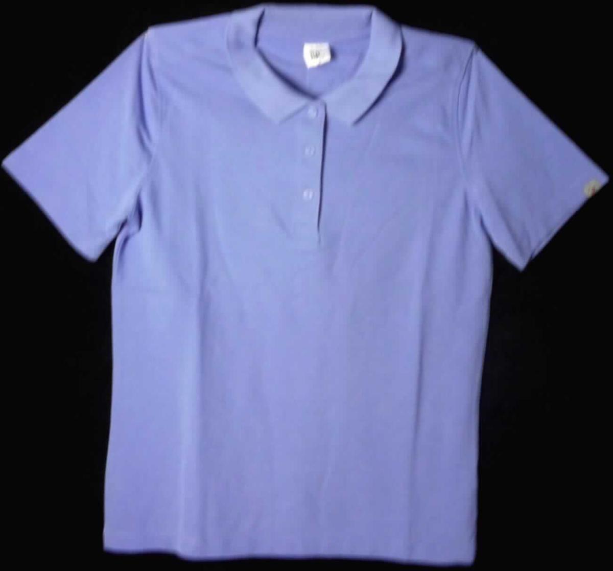 Hemdbluse, sog. Damen-Poloshirt, Art. 1648-181-11, Größe M, Foto siehe Anlage,
- in einem Polybeutel verpackt,
- aus ca. 0,7 mm dicken, einfarbigen Gewirken aus laut Antrag 50 % Baumwolle und 50 % Polyester (synthetische 
  Chemiefasern); mit durchschnittlich mehr als 10 Maschen je linearen Zentimeter in jeder Richtung,
- über die Taille reichend (Rückenlänge: ca. 67 cm),
- mit einem Umlegekragen,
- vorn mit einer nicht durchgehenden Öffnung mit Knopfverschluss von rechts über links (Frauenkleidung),
- mit kurzen Ärmeln,
- am unteren Rand durch Umschlagen und Festnähen gesäumt,
- den Hemden für Männer entsprechend zugeschnitten.

"Hemdbluse, aus Gewirken, für Frauen, aus Chemiefasern"
