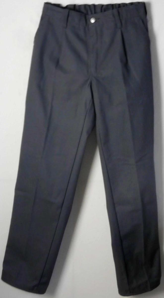 Lange Hose, sog. Arbeitshose, Art. 1469-720-53, Größe 50, Foto siehe Anlage,
- in einem Polybeutel verpackt,
- aus ca. 0,5 mm dicken, einfarbigen Geweben aus laut Antrag 65 % Baumwolle und 35 % Polyester (synthetische
  Chemiefasern),
- in der Taille abschließend, mit einem ca. 5 cm breiten, elastischen Taillenbund mit Gürtelschlaufen,
- vorn mit einer Öffnung mit Reißverschluss und einer im Bund von links über rechts mit einem Knopfverschluss
  zu schließenden Patte (Männerkleidung),
- mit verschiedenen ein- und aufgesetzten Taschen,
- mit knöchellangen Hosenbeinen; an den Beinabschlüssen durch Umschlagen und Festnähen gesäumt,
- lässt erkennen, dass sie dazu bestimmt ist, ausschließlich oder hauptsächlich zum (körperlichen oder 
  hygienischen) Schutz anderer Kleidungsstücke und/oder Personen bei Ausübung einer Gewerbe-, Berufs- 
  oder Haushaltstätigkeit getragen zu werden.

"Lange Hose, aus Geweben, für Männer, aus Baumwolle, Arbeits- und Berufskleidung"