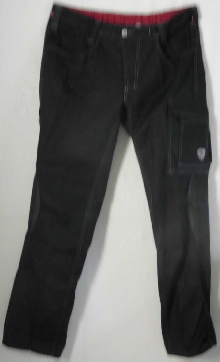 Lange Hose, sog. Arbeitshose, Art. 1796-720-32, in Erwachsenengröße, Foto siehe Anlage,
- in einem Polybeutel verpackt,
- aus ca. 0,5 mm dicken, einfarbigen, strapazierfähigen Geweben aus laut Antrag 65 % Baumwolle und 35 % 
  Polyester (synthetische Chemiefasern),
- in der Taille abschließend, mit einem angesetzten, teilweise elastischen Taillenbund mit Gürtelschlaufen,
- vorn mit einer Öffnung mit Reißverschluss, verdeckt von einer Patte von links über rechts (Männerkleidung),
  die im Bund geschlossen wird,
- mit verschiedenen ein- und aufgesetzten Taschen,
- mit knöchellangen Hosenbeinen, 
- an den Beinabschlüssen durch Umschlagen und Festnähen gesäumt, 
- lässt erkennen, dass sie dazu bestimmt ist, ausschließlich oder hauptsächlich zum (körperlichen oder 
  hygienischen) Schutz anderer Kleidungsstücke und/oder Personen bei Ausübung einer Gewerbe-, Berufs- 
  oder Haushaltstätigkeit getragen zu werden.

"Lange Hose, aus Geweben, für Männer, aus Baumwolle, Arbeits- und Berufskleidung"