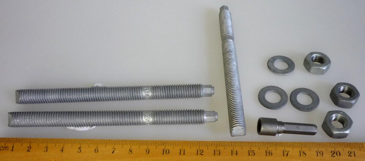 Es handelt sich um Warenzusammenstellungen in Aufmachung für den Einzelverkauf, bestehend aus
- Ankerstangen
- - ca. 130 mm lange, massive, zylindrische Erzeugnisse aus verzinktem Stahl (kein nicht rostender Stahl) mit Außengewinde (M10), ohne Kopf, an einem Ende mit einem Außensechskant 7 mm), im oberen Drittel mit einem ca. 5 mm breiten Abschnitt ohne Gewinde und am anderen Ende mit einer keilförmigen Spitze versehen; mit einer Zugfestigkeit von weniger als 800 MPa
- - mit dazu passenden Muttern und Unterlegscheiben aus Stahl
- einem Setzwerkzeug Sechs- auf Sechskant (7 mm) aus Stahl, zum Einspannen z. B. in eine Bohrmaschine.

Die Erzeugnisse sind zu zehn Ankerstangen, Muttern und Unterlegscheiben und einem Setzwerkzeug in einem Karton verpackt und dienen der Befestigung von z. B. Geländern, Treppen, Hochregalen, usw.

Die Ankerstangen mit Muttern und Unterlegscheiben bestimmen den Charakter der Warenzusammenstellung.
-Antragstellerangaben-
Abbildung siehe Anlage.
Derartige Erzeugnisse gehören als "Bolzen aus Stahl, mit Gewinde, mit dazugehörenden Muttern oder Unterlegscheiben, andere als in den TARIC-Codes 7318 1520 bis 7318 1542 10  zum TARIC-Code 7318 1542 90.
