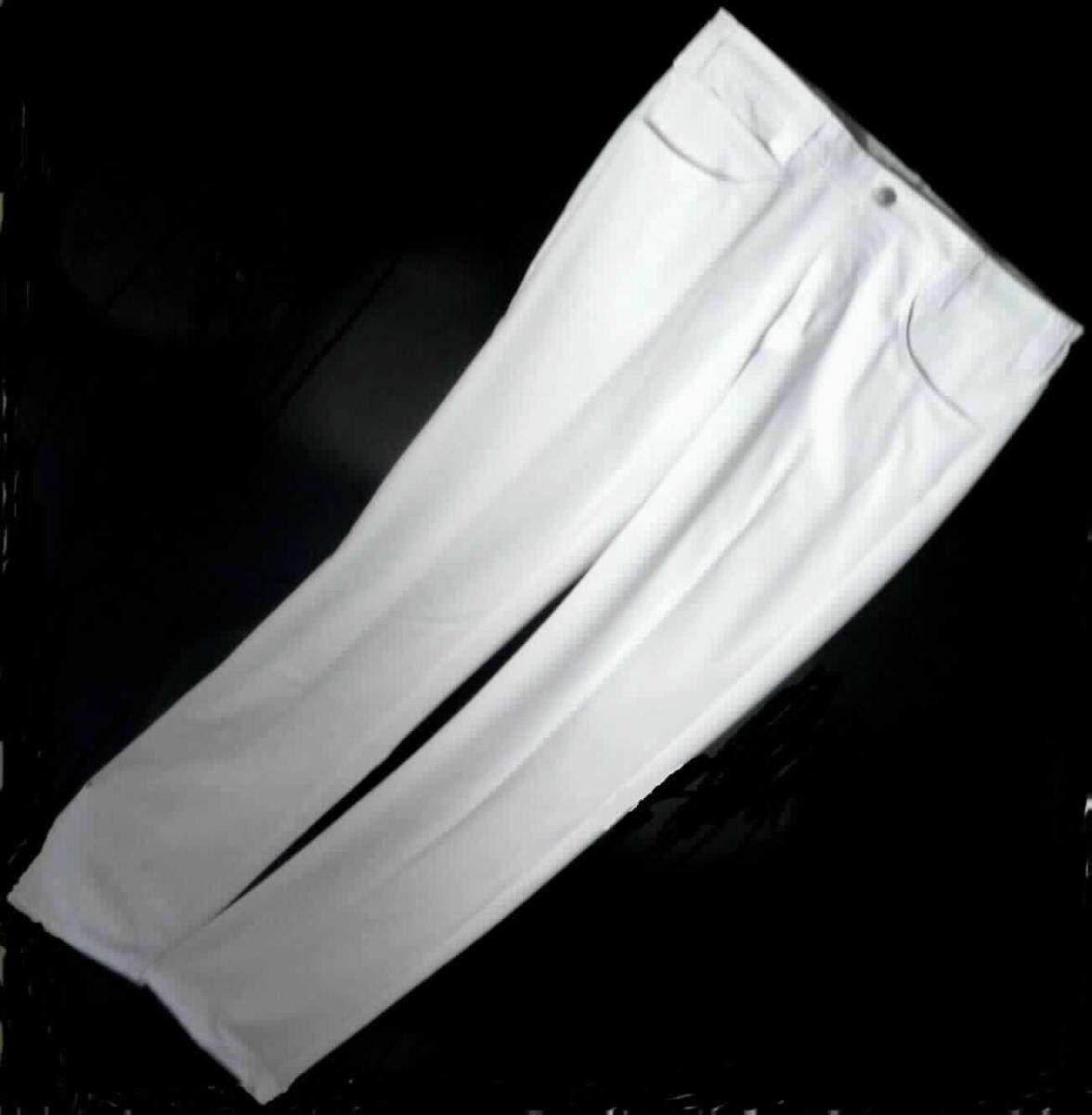 Lange Hose, sog. Röhre für Herren, Größe 34/32, Art. 1756-698-0021, Foto siehe Anlage,
- in einem Polybeutel verpackt,
- aus ca. 0,6 mm dicken, einfarbigen Geweben aus laut Antrag 47 % Polyester und 6 % Elastolefin (beides
  synthetische Chemiefasern) und 47 % Baumwolle,
- in der Taille abschließend; mit einem angesetzten, ca. 4 cm breiten Taillenbund mit Gürtelschlaufen,
- vorn mit einer Öffnung mit Reißverschluss und einer im Bund von links über rechts mit einem Knopfverschluss
  zu schließenden Patte (Männerkleidung),
- mit zwei eingesetzten, offenen Taschen und einer zusätzlichen kleinen Tasche auf der Vorderseite sowie
  mit zwei aufgesetzten, offenen Gesäßtaschen, 
- mit knöchellangen Hosenbeinen,
- an den Beinabschlüssen durch Umschlagen und Festnähen gesäumt,
- lässt aufgrund ihres allgemeinen Aussehens und der Beschaffenheit nicht erkennen, dass sie dazu bestimmt ist,
  ausschließlich oder hauptsächlich zum körperlichen oder hygienischen Schutz anderer Kleidungsstücke und/oder
  Personen bei Ausübung einer Gewerbe-, Berufs- oder Haushaltstätigkeit getragen zu werden.

"Lange Hose, aus Geweben, für Männer, aus synthetischen Chemiefasern, keine Arbeits- und Berufskleidung"