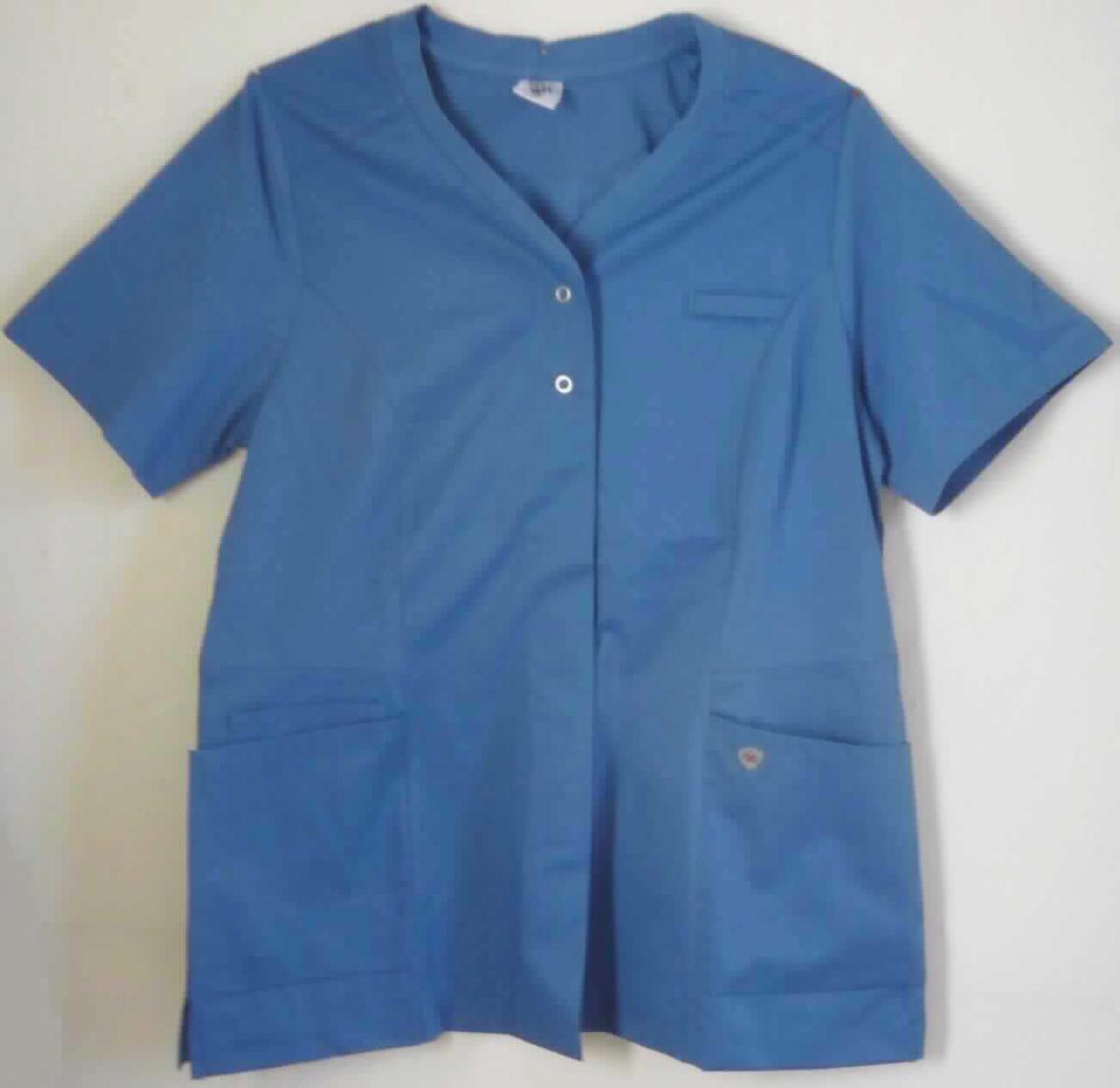 Jacke, sog. Komfortkasack für Damen, Art. 1750-435-116, Größe M, Foto siehe Anlage,
- in einem Polybeutel verpackt,
- mit einem Vorderteil, Teilen der Schultern sowie Teilen der Seiten aus ca. 0,4 mm dicken, einfarbigen Geweben,
- mit einem Rückenteil, einem Kragen, Ärmeln sowie Teilen der Seiten aus ca. 0,8 mm dicken, einfarbigen
  Gewirken; alle Flächenerzeugnisse aus laut Antrag 50 % Baumwolle und 50 % Polyester (synthetische
  Chemiefasern), 
- über den Schritt reichend (Rückenlänge: ca. 74 cm); vorn bis zu 2 cm länger gearbeitet, kann aufgrund der
  geringen Länge nicht ohne ein weiteres, den Unterkörper bedeckendes Kleidungsstück getragen werden, 
  somit kein Kleid,
- mit einem Stehkragen,
- vorn mit einer durchgehenden Öffnung mit Druckknopfverschluss von rechts über links (Frauenkleidung), 
- mit kurzen Ärmeln,
- vorn mit drei aufgesetzten, offenen Taschen unterhalb der Taille, 
- in Bahnen gearbeitet,
- am unteren Rand durch Umschlagen und Festnähen gesäumt, 
- erkennbar dazu bestimmt, ausschließlich oder hauptsächlich zum Schutz anderer Kleidungsstücke und/oder
  Personen bei Ausübung einer Gewerbe-, Berufs- oder Haushaltstätigkeit getragen zu werden,
- im Hinblick auf den Umfang und das äußere Erscheinungsbild sind die Gewebe und die Gewirke als
  annähernd gleichbedeutend anzusehen, somit verleiht keines der beiden Flächenerzeugnisse der Ware 
  ihren wesentlichen Charakter; sie ist deshalb der von den gleichermaßen in Betracht kommenden Positionen 
  (6104 / 6204) in der Nomenklatur zuletzt genannten zuzuweisen.

"Jacke, aus Geweben, für Frauen, aus synthetischen Chemiefasern, Arbeits- und Berufskleidung"