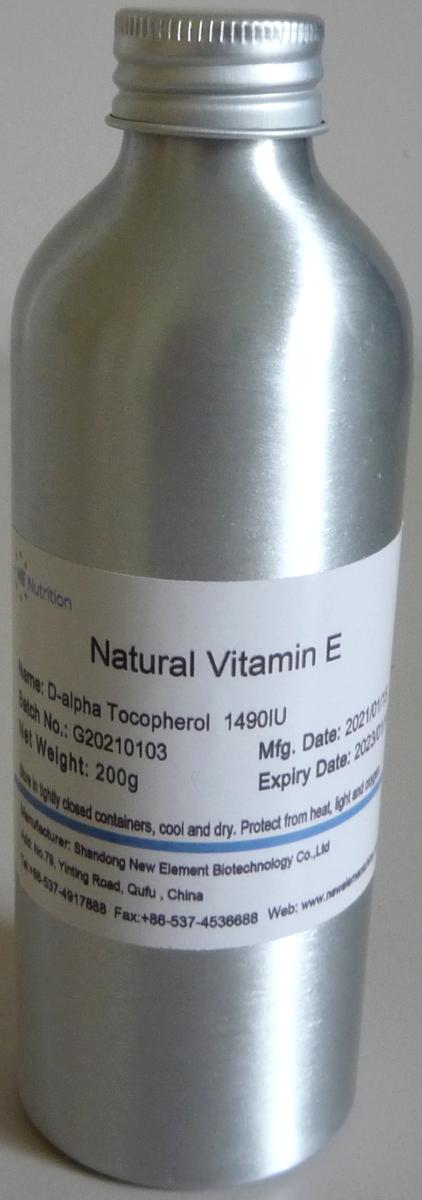 Vitamin; D-Alpha-Tocopherol

Bei der vorgelegten Ware handelt es sich gemäß den vorgelegten Unterlagen um D-Alpha-Tocopherol. Eine synonyme Bezeichnung ist Vitamin E. Die CAS-Nummer lautet 59-02-9. Die Ware liegt als klare, viskose, farblose bis hellgelbe, ölige Flüssigkeit vor.

Die Ware ist als Vitamin E in die Unterposition 2936 2800 der Kombinierten Nomenklatur einzureihen.