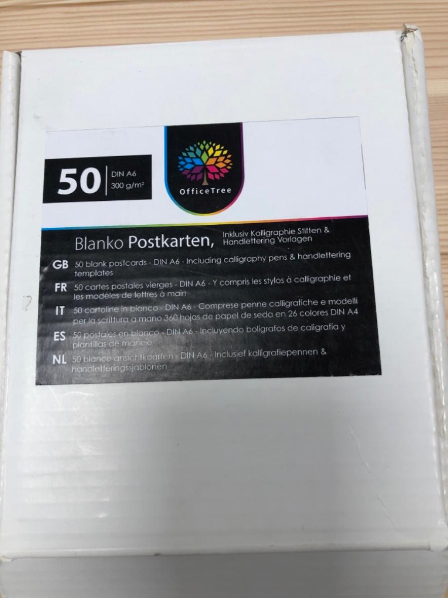 Es handelt sich um eine Zusammenstellung der nachfolgend beschriebenen Waren, die gemeinsam in einer mit Produktangaben bedruckten Pappschachtel für den Einzelverkauf aufgemacht sind:

1.) 50 Postkarten aus Kartonpapier, nur mit den entsprechenden Aufdrucken für die Anschrift und zum
     Aufkleben der Briefmarke bedruckt (Format: DIN A6).

2.) 12 Kalligrafie-Vorlagen aus Kartonpapier, einseitig mit Buchstaben und Linien bedruckt (Format:
      DIN A6).

3.) Zwei Kalligrafiestifte unterschiedlicher Minenstärke zum Beschriften der Postkarten.

Die Vorlagen dienen zum Üben der Kalligrafieschrift, um die Postkarten anschließend zu beschriften.

Abbildung siehe Anlage.

Derartige Waren gehören als "Kartenbriefe, Postkarten (ohne Bilder) und Korrespondenzkarten, aus Papier" zum Taric-Code 4817 20 00 00, da es sich um eine Warenzusammenstellung in Aufmachung für den Einzelverkauf handelt, deren charakterbestimmender Bestandteil nach der Bedeutung für die Verwendung, dem Umfang und dem Wert durch die Postkarten (ohne Bilder) aus Papier bestimmt wird.
