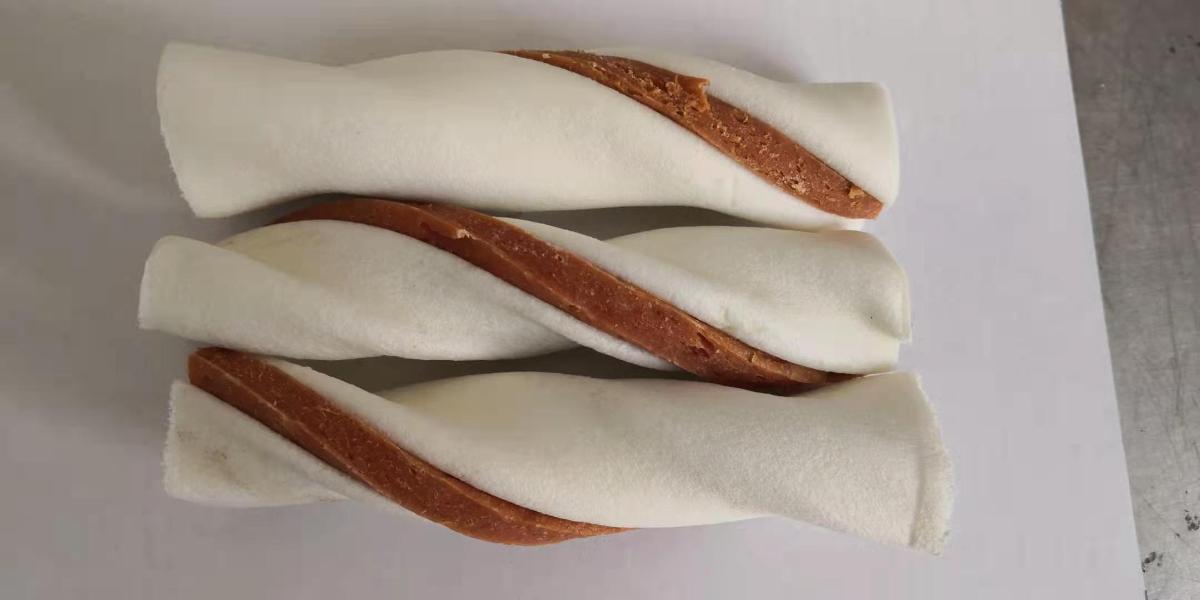 Antragsangaben: Hundefutter in Aufmachung für den Einzelverkauf. Keine Milcherzeugnisse und Zuckerarten enthalten.

Aufmachung: Folienbeutel mit Etikett, einer Aufmachung für den Einzelverkauf als Hundefutter entsprechend.

Stärke in der Ware (laut Angabe): 0,5 GHT bis 10 GHT.
Milcherzeugnisse in der Ware (laut Angabe): nicht enthalten.

Zubereitung von der zur Fütterung verwendeten Art, Hunde- und Katzenfutter, in Aufmachungen für den Einzelverkauf, Stärke enthaltend, mit einem Gehalt an Stärke von 10 GHT oder weniger, keine Milcherzeugnisse enthaltend oder mit einem Gehalt an Milcherzeugnissen von weniger als 10 GHT.