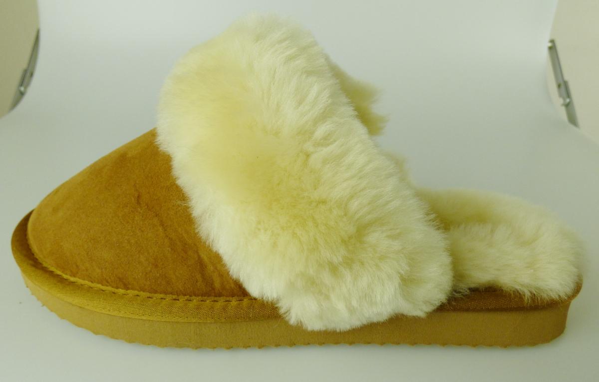 Clogs, Größe 38, Foto siehe Anlage,
- mit Laufsohlen aus (laut Antrag) Kunststoff,
- mit Oberteil aus Pelzfell; damit keine Ware der Position 6403,
- an der Einschlupföffnung mit einem ca. 7 cm breiten Umschlag aus Pelzfell,
- am Übergang zur Sohle mit einer Randeinfassung aus Spinnstoff verstärkt.

"Schuhe, andere als in den Positionen 6401 bis 6404 genannte, mit Oberteil aus Pelzfell und Laufsohlen
 aus Kunststoff"