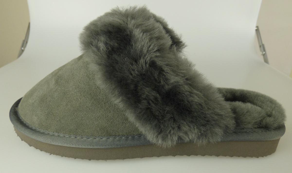 Clogs, Größe 40, Foto siehe Anlage,
- mit Laufsohlen aus (laut Antrag) Kunststoff,
- mit Oberteil aus Pelzfell; damit keine Ware der Position 6403,
- an der Einschlupföffnung mit einem ca. 7 cm breiten Umschlag aus Pelzfell,
- am Übergang zur Sohle mit einer Randeinfassung aus Spinnstoff verstärkt.

"Schuhe, andere als in den Positionen 6401 bis 6404 genannte, mit Oberteil aus Pelzfell und Laufsohlen
 aus Kunststoff"