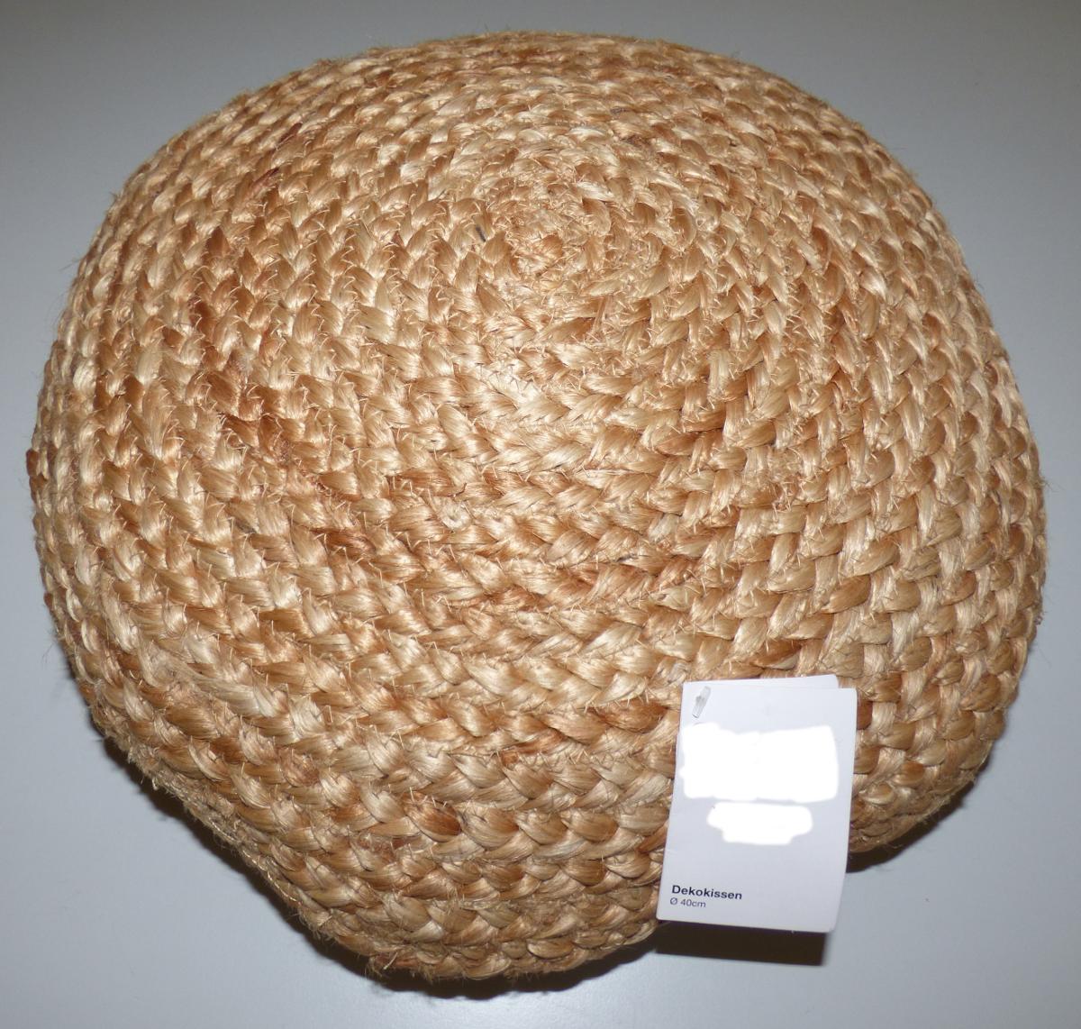 Das sog. "Sitzkissen, Artikelnr. 342387“ ist ein zylindrisches, im Durchmesser 40 cm großes und 15 cm hohes Erzeugnis. Es besteht im Wesentlichen aus einem stabilen Gestell aus Flechtstoffen (Jute lt. Antrag) mit Unterseite aus Spinnstoff (Baumwolle) und Polyesterfüllung.

Das Erzeugnis ist zum Sitzen geeignet und wird auf den Boden gestellt.

Die Ware wird als "anderes als von der Position 9402 erfasstes Sitzmöbel, nicht von den Unterpositionen (HS) 9401 10 bis 9401 79 erfasst" eingereiht.