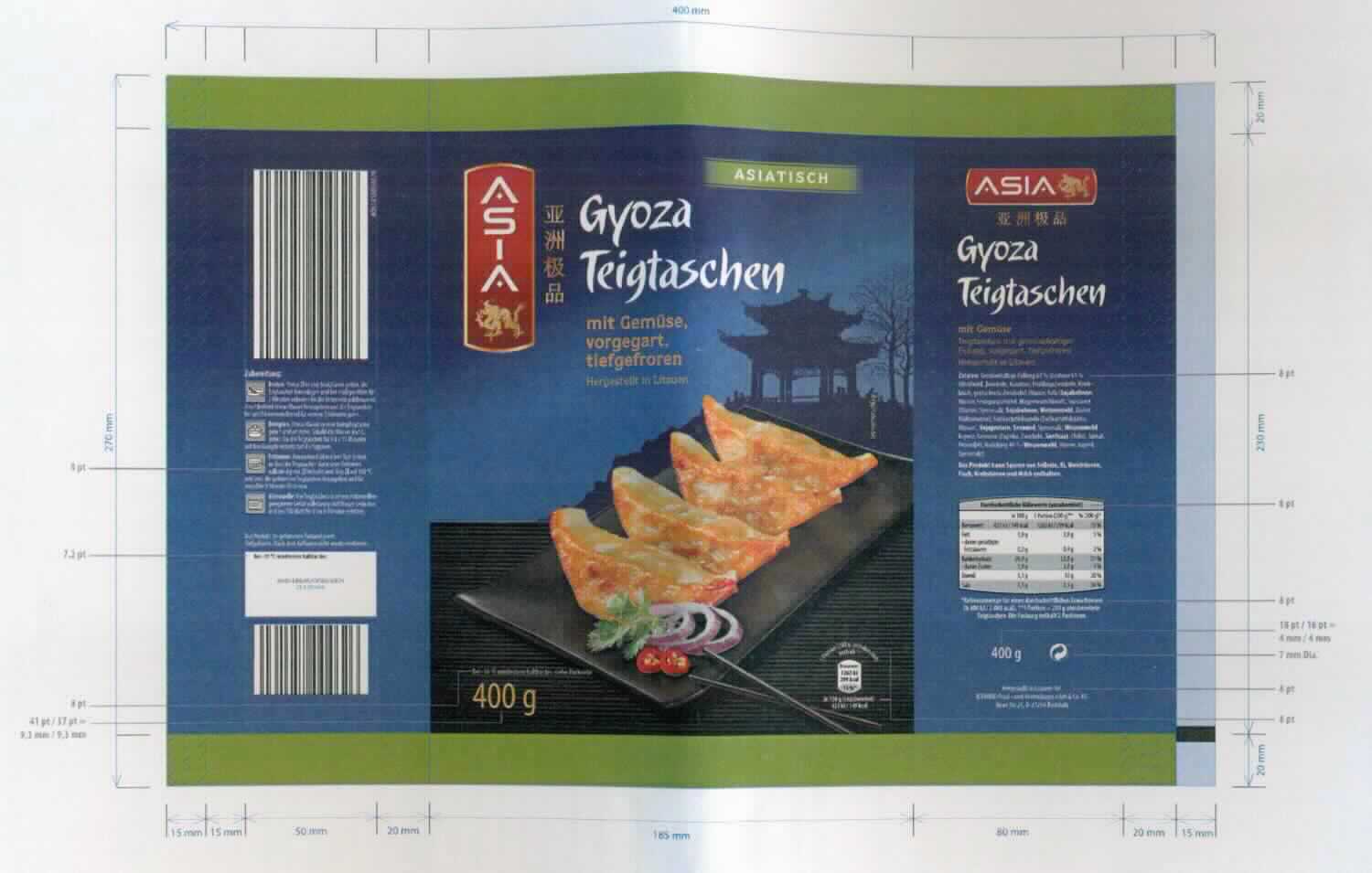 Teigtaschen Gyoza mit Gemüse gefüllt, tiefgekühlt

Beschreibung des vorgelegten Warenmusters (in Originalumschließung):
Überwiegend dunkelblau bedruckter Original-Kunststoffbeutel, mit Abbildung von goldbraun gebratenen, gefüllten Teigtäschchen; der Aufdruck enthält Angaben zum Erzeugnis (Gyoza Teigtaschen, mit Gemüse, vorgegart, tiefgefroren), zur Füllmenge (400 g), zu den Zutaten (siehe Feld 8), zur Zubereitung (Braten mit Öl in der Bratpfanne für ca. zwei Minuten und anschließend nach Zugabe von Wasser noch etwa drei Minuten garen; Dämpfen für sechs bis zehn Minuten mit Wasserdampf; Frittieren bei 160 °C in Öl für etwa drei Minuten; In der Mikrowelle bei 700 Watt für fünf bis sechs Minuten in einem Gefäß, vollständig mit Wasser bedeckt, erhitzen) und zur Herkunft (Litauen). Inhalt: Mit verschiedenfarbigen Gemüsestückchen gefüllte, tiefgekühlte, halbmondförmige, vorgedämpfte, beigefarbene Teigtaschen. 

Tierische Erzeugnisse nach den Antragsangaben nicht enthalten

Abhängig von der Zubereitung (Frittieren bzw. Dämpfen oder Braten) kommen die Positionen 1901 KN (Zubereitung aus Mehl) und 1902 KN (Teigwaren) gleichermaßen in Betracht. Die Einreihung erfolgt gemäß AV 3 c) in die letztgenannte Position.

Teigwaren, gefüllt, keine tierischen Erzeugnisse enthaltend, gekocht, keinen Reis enthaltend.