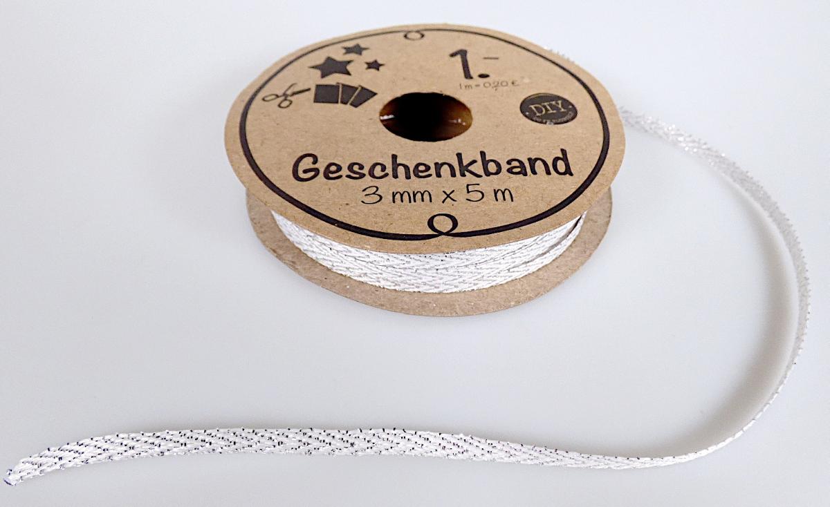 Band, sog. Geschenkband Metallic Zickzack, Art. 247793, Foto siehe Anlage,
- auf einer Spule aus Pappe aufgerollt,
- als Meterware mit einer Breite von ca. 3 mm und einer Länge von laut Antrag 5 m,
- laut Untersuchungsergebnis:
-- aus einem Gewebe aus überwiegend Garnen aus synthetischen Chemiefasern,
--- mit Kettfäden aus Garnen aus synthetischen Chemiefasern,
--- mit Schussfäden aus Garnen aus synthetischen Chemiefasern und metallisierten Garnen,
    bestehend aus einem metallisierten Streifen aus synthetischer Spinnmasse (mit einer Breite von
    weniger als 1 mm), welcher kreuzweise mit zwei Monofile (mit einem Durchmesser von weniger als
    1 mm) umwickelt ist,
-- mit echten Webkanten an beiden Längsseiten,
- kein Samt, Plüsch, Chenille- oder Schlingengewebe,
- keine Elastomergarne oder Kautschukfäden enthaltend,
- stellt sich als Gewebeband dar, somit keine Ware der Position 5607.

"Band, keine Ware der Position 5807, anderes als in den Unterpositionen 5806 10 und 5806 20
 genannte, aus Chemiefasern, mit echten Webkanten"