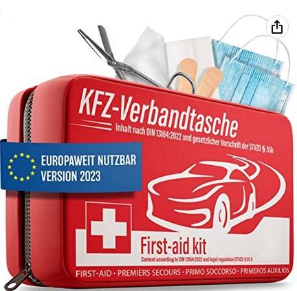 Tasche mit Apothekenausstattung für erste Hilfe, KFZ- Verbandtasche

Bei der Ware handelt es sich um eine Zusammenstellung von Verbandmaterialien zur ersten Hilfe, gemeinsam verpackt in einer roten Kunststofftasche mit den Abmessungen 24 x 13,0 x 5,5 cm mit Reißverschluss zur Verwendung im KFZ. Die Ware umfasst ein 44-teiliges Sortiment aus Verbandmaterialien, Schere, Gesichtsmasken und Anwendungshinweisen zur Ersten Hilfe gemäß DIN 13164. Die Tasche ist für den Einzelverkauf aufgemacht.

Die Warenzusammenstellung ist aufgrund ihrer Beschaffenheit als Tasche mit Apothekenausstattung für erste Hilfe in die Unterposition 3006 5000 der Kombinierten Nomenklatur einzureihen.