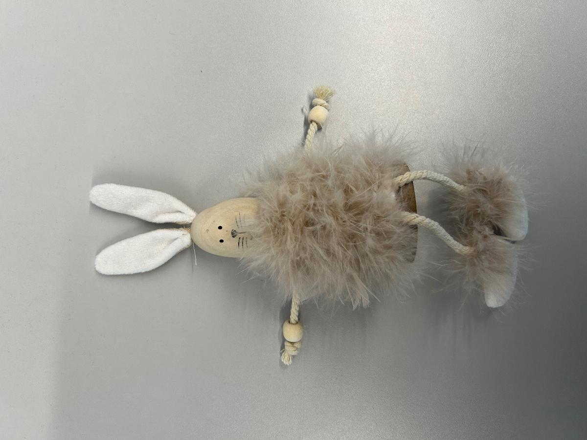 Zierfigur aus Daunen, sog. Kantenhocker, Foto siehe Anlage,
- in Form eines stilisierten Hasen,
- mit einem zylindrischen Rumpf aus Styropor, der vollständig mit Daunen beklebt ist,
- mit einem Kopf aus Holz mit aufgedruckten Gesichtszügen,
- mit Ohren aus Spinnstoffen (an der Vorderseite aus Gewirken, an der Rückseite aus Geweben),
  die mit Draht verstärkt und damit in ihrer Form veränderbar sind,
- mit Extremitäten aus Bindfäden aus Spinnstoffen,
- - mit abgeknoteten Armen, die am unteren Ende mit einer aufgezogenen Holzperle versehen sind,
- - mit Füßen aus Samtgewirke, die am oberen Rand umlaufend mit Daunen verziert sind,
- mit einer scheibenförmigen Faserplatte aus Holz als Sitzfläche,
- mit den Abmessungen: ca. 10 cm (Breite) x 27 cm (Höhe) x 6 cm (Tiefe),
- die Daunen bestimmen nach dem Umfang und dem Erscheinungsbild (Zierwirkung) den
  wesentlichen Charakter der zusammengesetzten Ware,
- keine Einreihung als Spielzeug der Position 9503, da die Ware aufgrund ihrer materiellen Beschaffen-
  heit erkennbar nicht zur spielerischen Unterhaltung von Personen bestimmt und geeignet ist,
- kein Osterfestartikel der Position 9505 (trotz des eiförmigen Kopfes).

"Ware aus Daunen"
