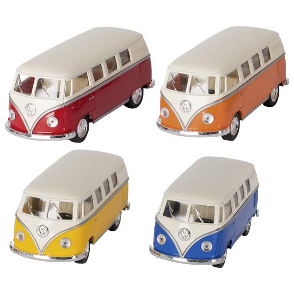 Bei dem durch Abbildungen und Beschreibungen veranschaulichten Erzeugnis handelt es sich um ein Spielzeug,
- ein Modell eines Kleinbusses aus dem Jahre 1962 darstellend,
- im Maßstab von 1:32 gefertigt,
- in den Abmessungen von ca. 13﻿,﻿5 x 5 x 5﻿,﻿5 cm (L x B x H),
- mit einem unteren Teil der Karosserie, Unterboden und Innenraum aus Kunststoff,
- mit einem oberen Teil der Karosserie aus unedlen Metallen,
- mit beweglichen Rädern aus Kunststoff oder Kautschuk,
- mit aufklappbarer Seitentür und Heckklappe,
- mit einem Rückzugmotor ausgestattet,
- dient der spielerischen Unterhaltung von Kindern,
- mit einem Verkaufsetikett aus Pappe für den Einzelverkauf aufgemacht.

Im Hinblick auf den Umfang und das äußere Erscheinungsbild bestimmt der Kunststoff den Charakter der aus verschiedenen Stoffen bestehenden Ware.

Derartige Erzeugnisse werden zolltarifrechtlich als "anderes als von den Unterpositionen (KN) 9503 0010 bis 9503 0070 erfasstes Spielzeug, mit eingebautem Motor, aus Kunststoff" eingereiht.