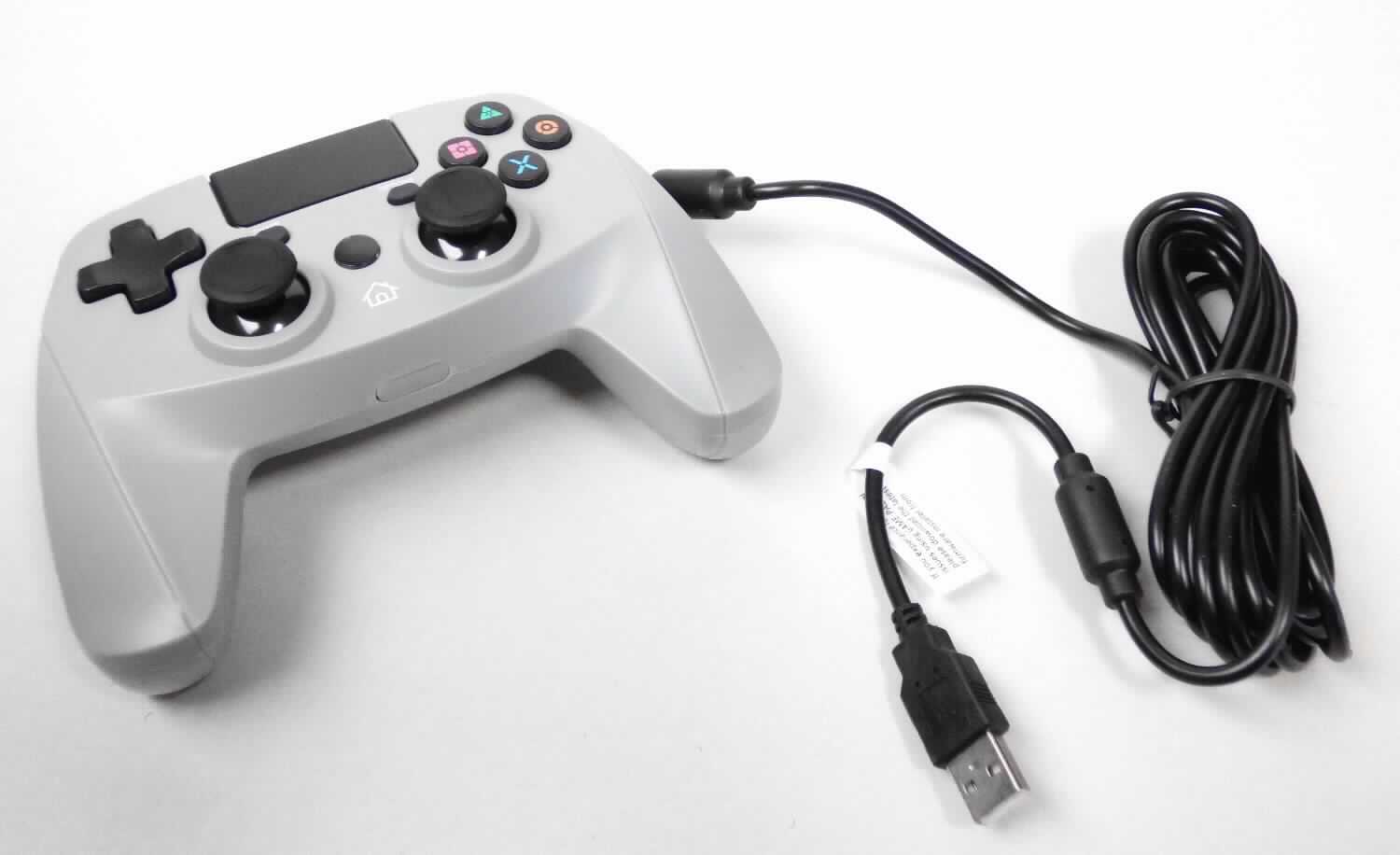 Bei der vorgelegten Ware handelt es sich um einen Gamecontroller (sog. snakebyte Game Pad 4 S;
Art.Nr.: SB912405), der lt. Antragsangaben primär für die Verwendung mit einer Videospielkonsole 
(hier: Playstation 4) bestimmt ist. 
Das Erzeugnis besitzt ein ergonomisch geformtes, grau gefärbtes Kunststoffgehäuse 
(max. Größe ca. 150 x 55 x 110 mm -B x H x T-) mit einem fest installierten USB-Anschlusskabel
(Länge ca. 3 m) und verschiedenen Bedienelementen (u.a. Steuerkreuz, zwei analoge Control-Sticks, 
ein Touchpad sowie vier Schultertasten). 
Der Controller ist gemeinsam mit einer mehrsprachigen Gebrauchsanleitung in einem mehrfarbig mit Produktinformationen und Abbildungen bedruckten Verkaufskarton mit Aufhängevorrichtung aus 
Kunststoff verpackt. 

Die Ware ist als "Teil, erkennbar hauptsächlich bestimmt für Videospielkonsolen der Unterposition 
(KN) 9503 5000" einzureihen.