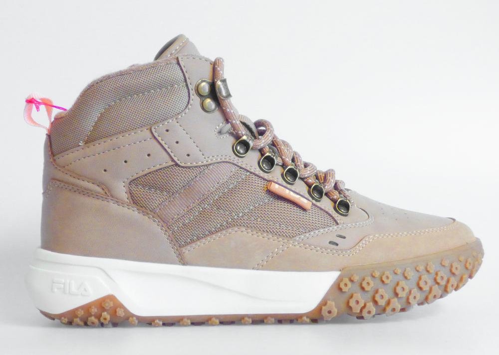 Stiefel, sog. Fila Stiefel, S-MI-W24_607_A03E, Größe 37, Foto siehe Anlage,
- mit Laufsohlen aus laut Antrag Kunststoff,
- mit Oberteil aus Kunststoff (Spinnstoff mit einer mit bloßem Auge wahrnehmbaren Außenschicht
  aus Kunststoff; den größten Teil der Außenfläche bildend) und Spinnstoff,
- auf das Oberteil sind ein Verstärkungsteile aus Kunststoff und Spinnstoff aufgesetzt,
- mit Schnürsenkelverschluss, mit abstehenden Haken und Ösen aus unedlem Metall,
- seitlich, auf der Lasche und im Bereich der Ferse mit Firmenlogos versehen,
- im Bereich der Ferse mit einer Anziehhilfe,
- den Knöchel bedeckend,
- ohne Metallschutz in der Vorderkappe.

"Schuhe, andere als in der Position 6401 genannte, mit Laufsohlen und Oberteil aus Kunststoff,
 andere als in den Unterpositionen (HS) 6402 12 bis 6402 20 genannte, den Knöchel bedeckend,
 andere als in der Unterposition (KN) 6402 9110 genannte"