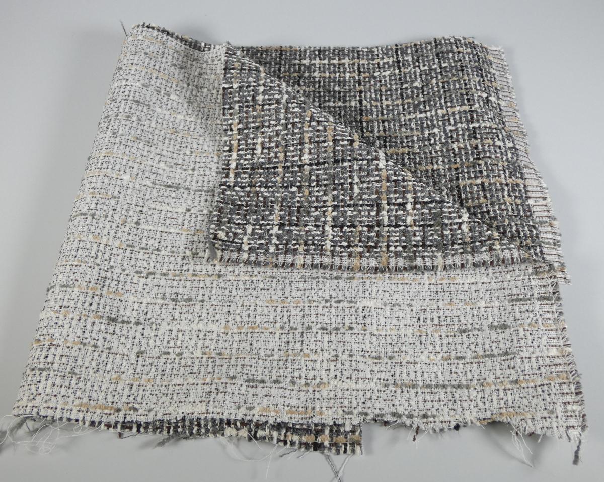 Gewebe, Foto siehe Anlage, 
- als Meterware, mit einer Breite von mehr als 30 cm,
- laut Untersuchungsergebnis: 
-- buntgewebt,
-- in Musterbindung, 
--- mit Kettgarnen aus synthetischen Filamenten und Effektzwirnen, bestehend aus einem dünnen 
    Garn aus synthetischen Filamenten und einem dicken Garn aus synthetischen Spinnfasern (laut 
    Antrag Polyester),
--- mit Schussgarnen aus synthetischen Spinnfasern (laut Antrag Polyester) und Chenillegarnen
    aus synthetischen Spinnfasern (laut Antrag Polyester) sowie Effektzwirnen, bestehend aus einem 
    dünnen Garn aus synthetischen Filamenten und einem dicken Garn aus synthetischen Spinn-
    fasern (laut Antrag Polyester),
-- mit einem Gesamtanteil an: 
--- synthetischen Filamenten von ca. 30 GHT,
--- synthetischen Spinnfasern von ca. 70 GHT,
-- u. a. aufgrund der fehlenden samtartigen Oberfläche keine Ware der Position 5801.

"Gewebe aus synthetischen Spinnfasern, anderes als in den Positionen 5512 bis 5514 genannte,
 aus Polyester-Spinnfasern, ausschließlich mit synthetischen Filamenten gemischt, buntgewebt"