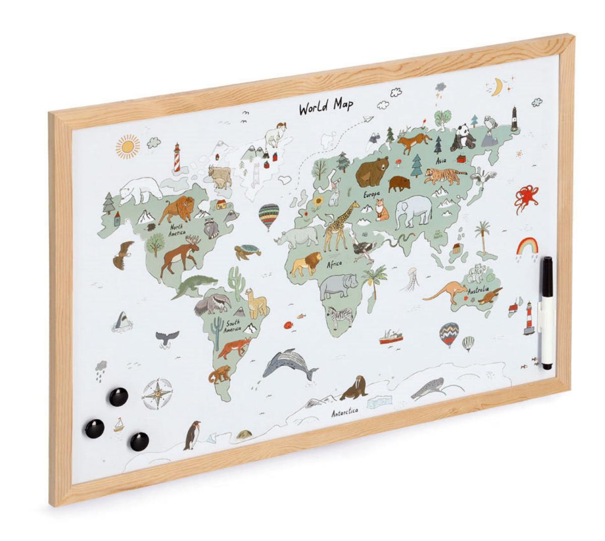 Sog. "Magnet-/Schreibtafel „Weltkarte“. Art.-Nr. 11276", in Form einer Warenzusammenstellung in Aufmachung für den Einzelverkauf, im Wesentlichen bestehend aus einer Tafel zum Schreiben (charakterbestimmend im Hinblick auf den Umfang und die Bedeutung für die Verwendung), einem Schreibstift und drei Magneten.
Die Tafel (Maße: ca. 60 x 40 cm) besteht aus einer magnetischen beschichteten Faserholzplatte mit naturfarbenem Holzrahmen sowie einer Abbildung der Weltkarte auf der Schreibfläche und ist zum Beschreiben mit dem beiliegenden Faserstift geeignet. Mit den Magneten können Notizzettel befestigt werden.

Sämtliche Bestandteile befinden sich unter einer Blisterfolie.

Das Erzeugnis ist als "Tafel, zum Schreiben oder Zeichnen, auch gerahmt" einzureihen.