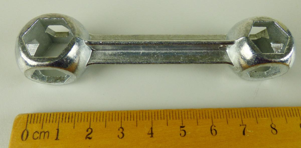 "Knochenschlüssel, Art.-Nr. 44301"
 
- ein 10-Loch Schraubenschlüssel in Form eines "Knochens"
  für Außensechskantschrauben in zehn verschiedenen Größen
  ( 6 bis 15mm), vollständig aus Spritzguss (unedles Metall), verzinkt
 
- dient zum Lösen und Festziehen von mechanischen
  Verbindungselementen
 
- an einem Pappreiter aufgemacht
 
(Antragstellerangaben)
Abbildung siehe Anlage.
  
Derartige Erzeugnisse gehören als "von Hand zu betätigende Schraubenschlüssel mit arbeitendem Teil aus unedlem Metall, mit nicht verstellbarer Spannweite" zum TARIC-Code 8204 1100 00.