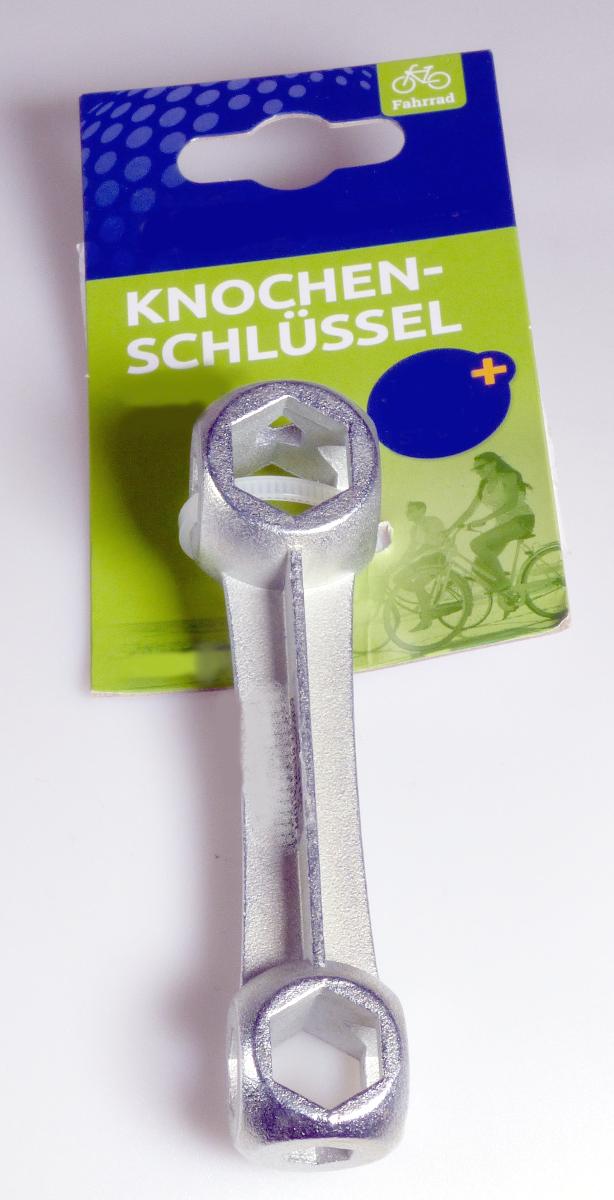 "Knochenschlüssel, Art.-Nr. 44304"
 
- ein 10-Loch Schraubenschlüssel in Form eines "Knochens"
  für Außensechskantschrauben in zehn verschiedenen Größen
  ( 6 bis 15 mm), vollständig aus Stahl (unedles Metall), verzinkt
 
- dient zum Lösen und Festziehen von mechanischen
  Verbindungselementen
 
- an einem Pappreiter aufgemacht
 
(Antragstellerangaben) 
Abbildung siehe Anlage.
  
Derartige Erzeugnisse gehören als "von Hand zu betätigende Schraubenschlüssel mit arbeitendem Teil aus unedlem Metall, mit nicht verstellbarer Spannweite" zum TARIC-Code 8204 1100 00.