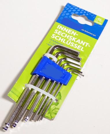 "Innen-Sechskantschlüssel-Set, Art.-Nr. 44313"
 
- sechs vollständig aus Stahl gefertigte, L-förmige Winkelschraubendreher
  in unterschiedlichen Größen (2,0 / 2,5/ 3,0 / 4,0 / 5,0 / 6,0 mm)
 
- die kürzere Seite zu einem Außensechskant, die längere Seite teilweise
  zu einem Kugelkopf mit Außensechskant ausgearbeitet
 
- zum Anziehen und Lösen von Innensechskantschrauben
 
- in einer besonders zur Aufnahme der Winkelschraubendreher
  gestalteten und zum dauernden Gebrauch geeigneten,
  Kunststoffhalterung eingesteckt und zudem auf einem Pappreiter
  aufgemacht
  
Abbildung siehe Anlage.
 
Derartige Erzeugnisse gehören als "von Hand zu betätigende Spannschlüssel, mit nicht verstellbarer Spannweite, mit arbeitendem Teil aus unedlem Metall" zum TARIC-Code 8204 1100 00.